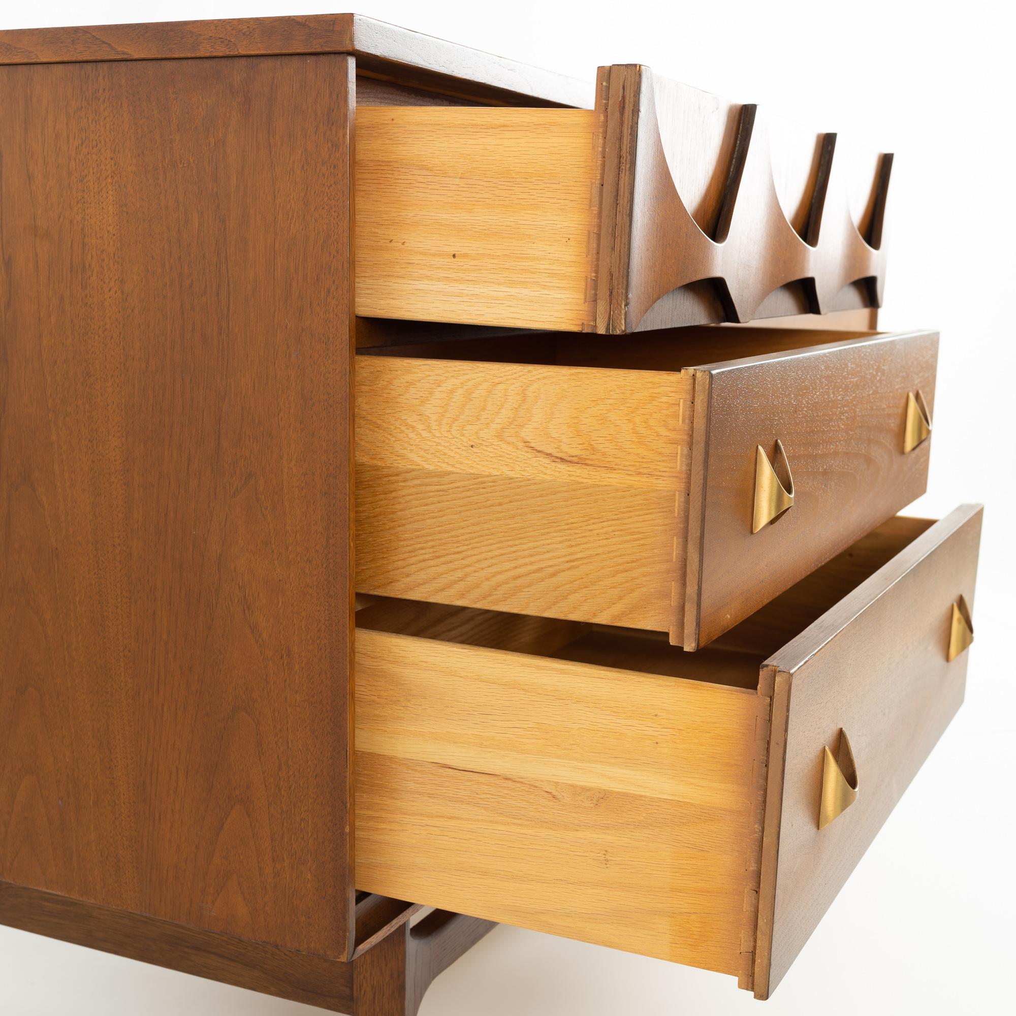 Broyhill Brasilia Mid Century Walnut & Brass 6 Drawer Lowboy Dresser In Good Condition In Countryside, IL