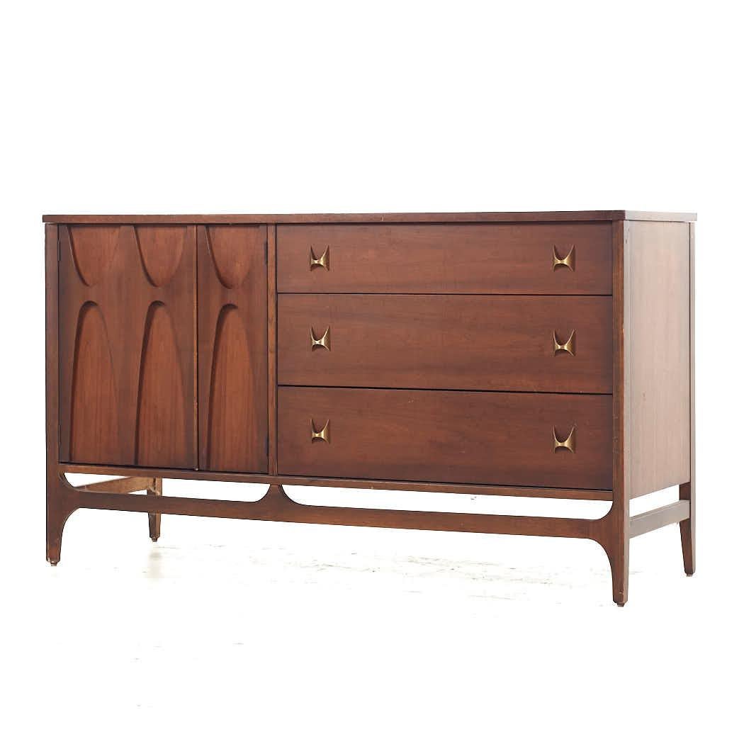 Broyhill Brasilia Mid Century Walnut Buffet and Hutch In Good Condition For Sale In Countryside, IL