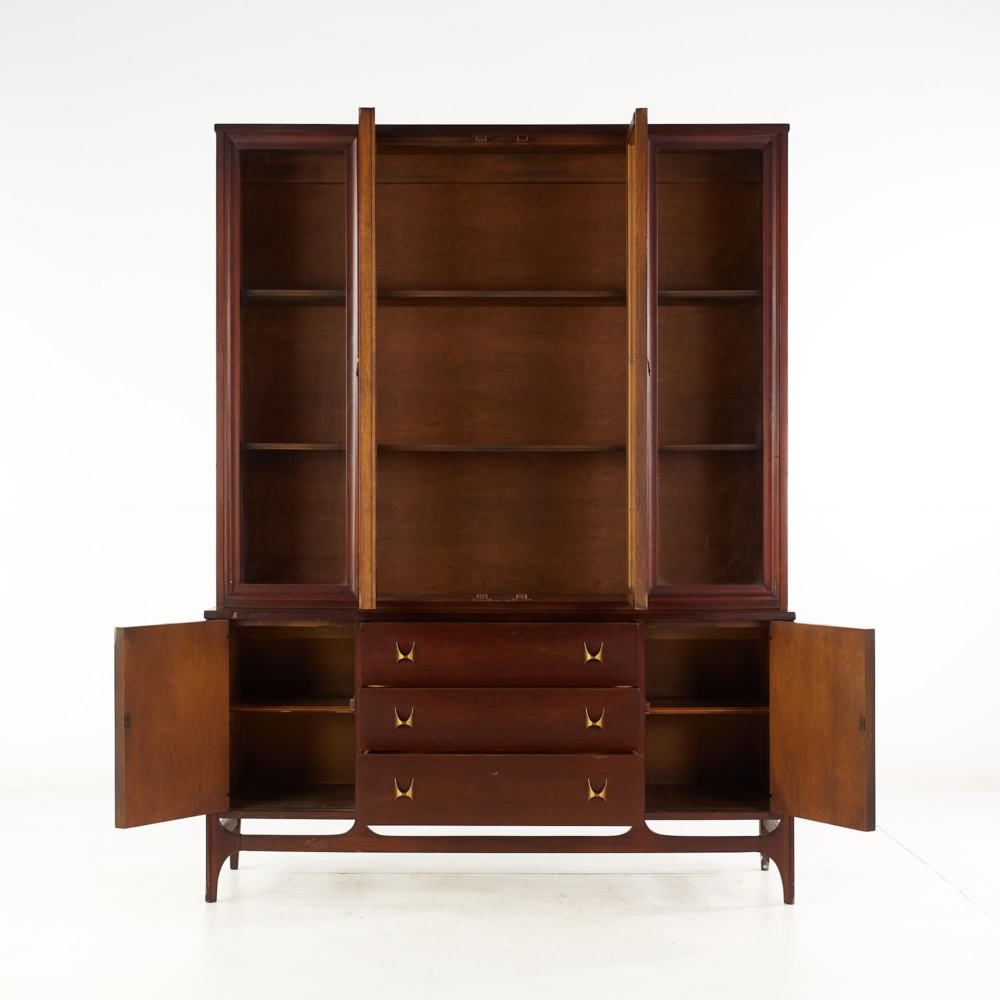 Broyhill Brasilia Mid Century Walnut China Cabinet Buffet and Hutch In Good Condition In Countryside, IL