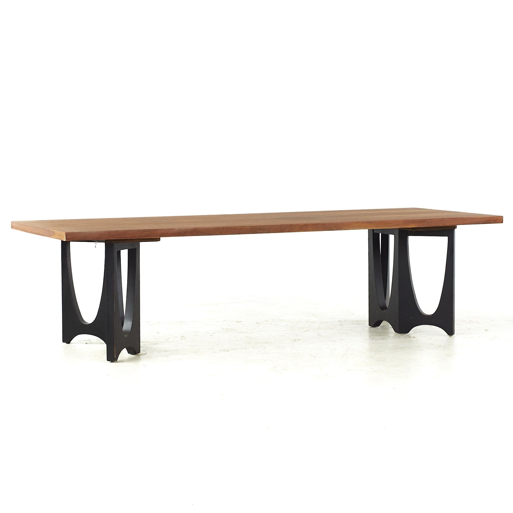 Broyhill Brasilia Midcentury Walnut Coffee Table In Good Condition For Sale In Countryside, IL