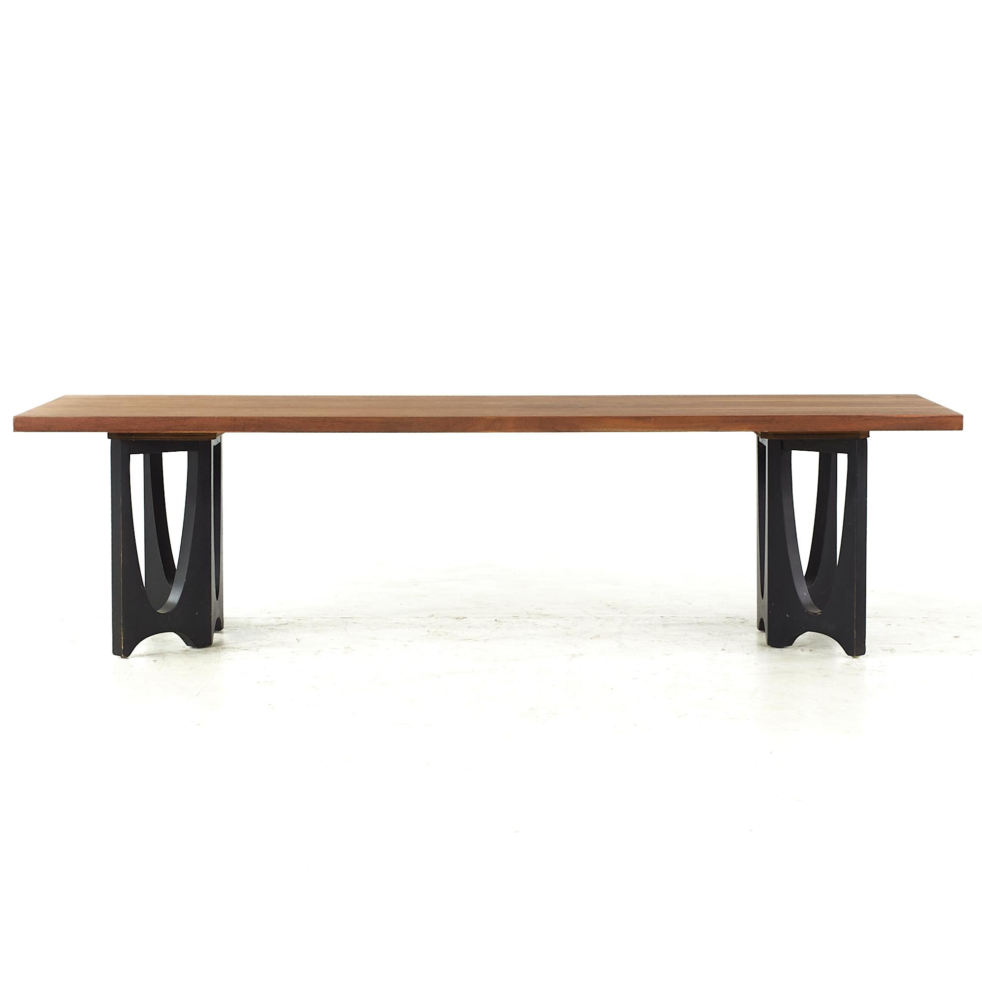 Broyhill Brasilia Midcentury Walnut Coffee Table In Good Condition For Sale In Countryside, IL