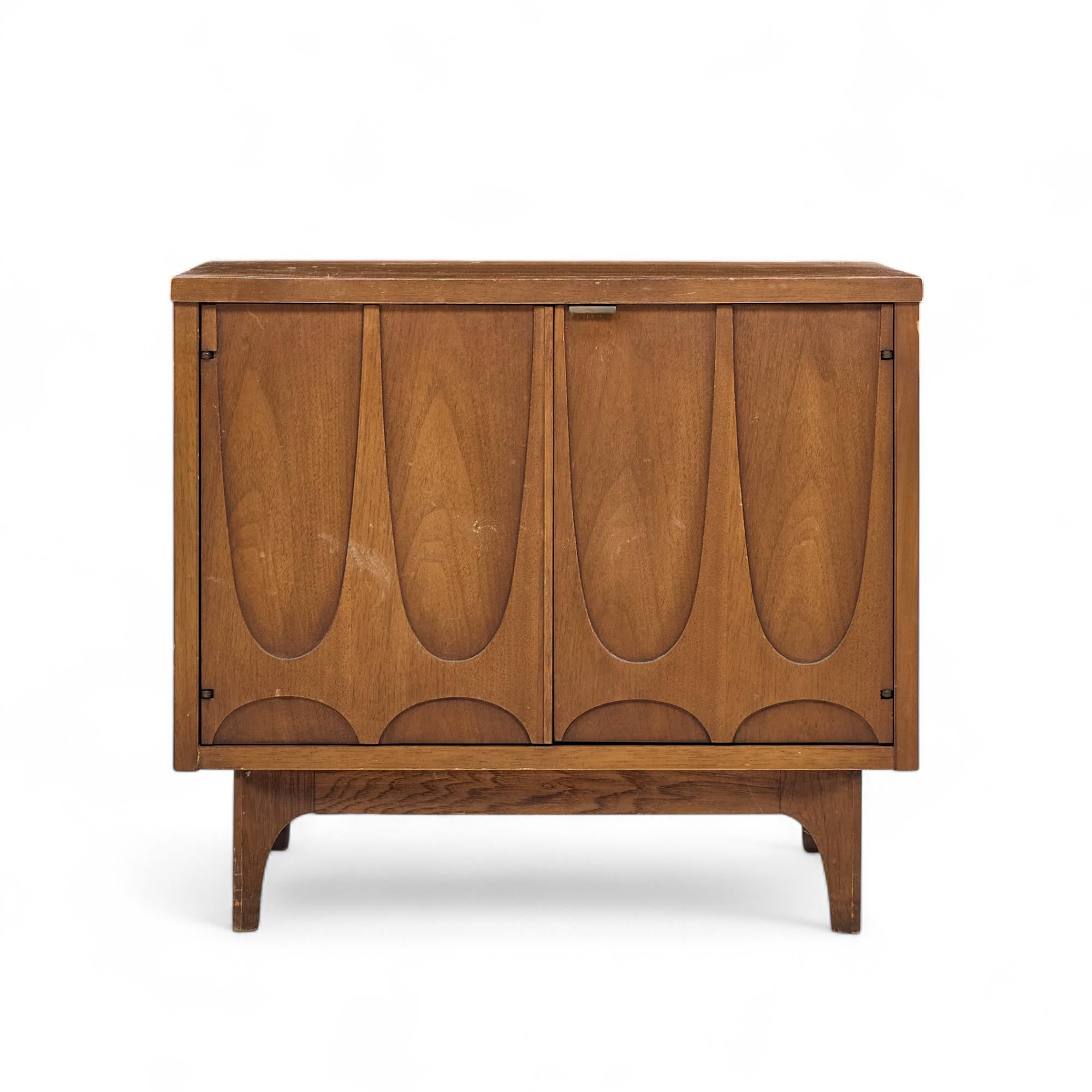 Broyhill Brasilia Mid Century Walnut Commode Nightstand

This nightstand measures: 24 wide x 18 deep x 21 inches high

We take our photos in a controlled lighting studio to show as much detail as possible. We do not Photoshop out blemishes.

This