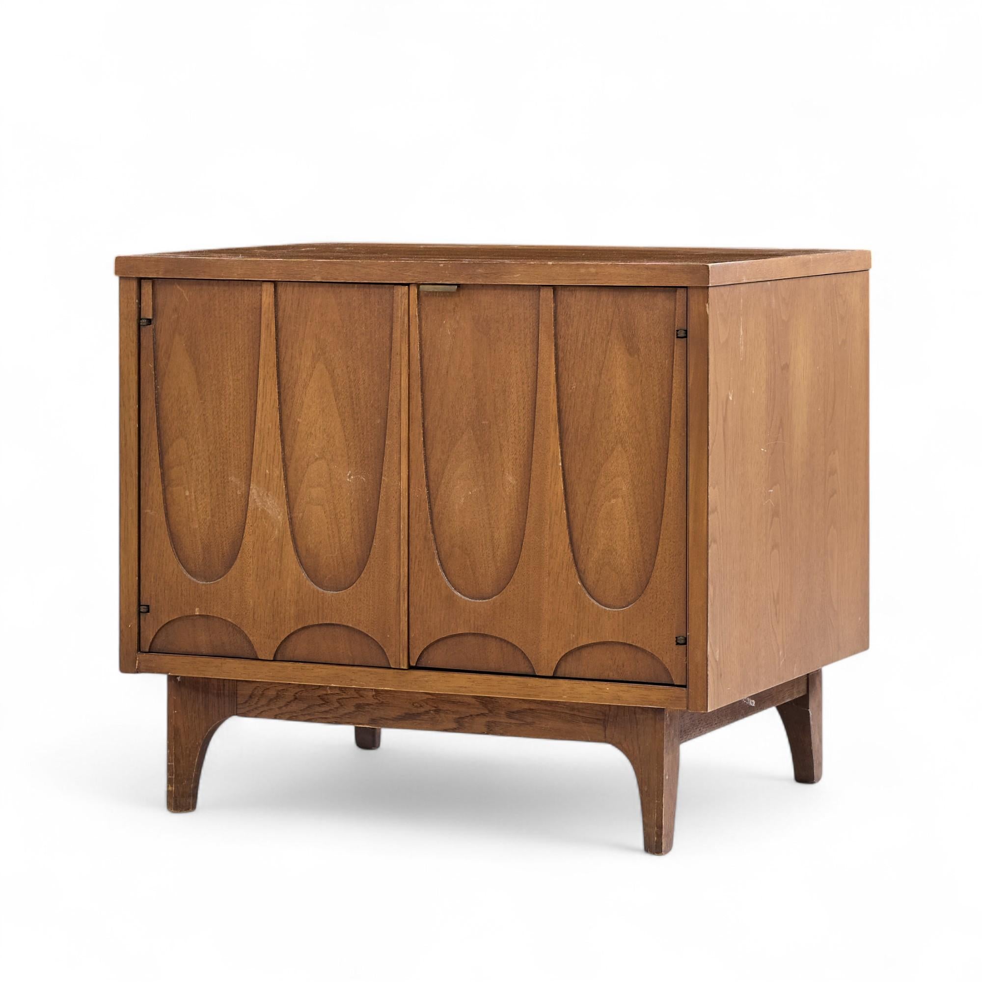 Mesilla de noche cómoda Broyhill Brasilia Mid Century Nogal Moderno de mediados de siglo en venta