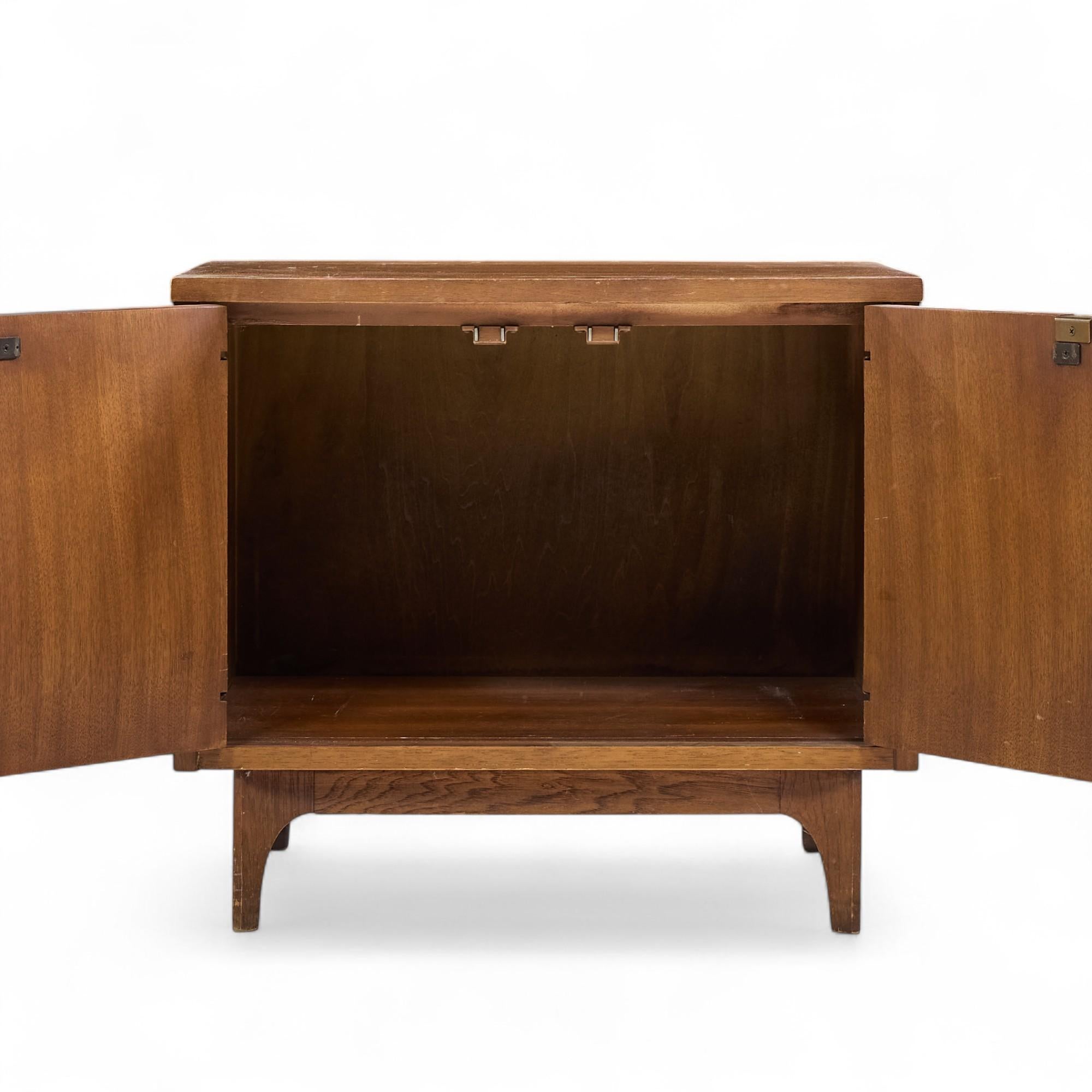 Mesilla de noche cómoda Broyhill Brasilia Mid Century Nogal en Bueno estado para la venta en Franklin Park, IL