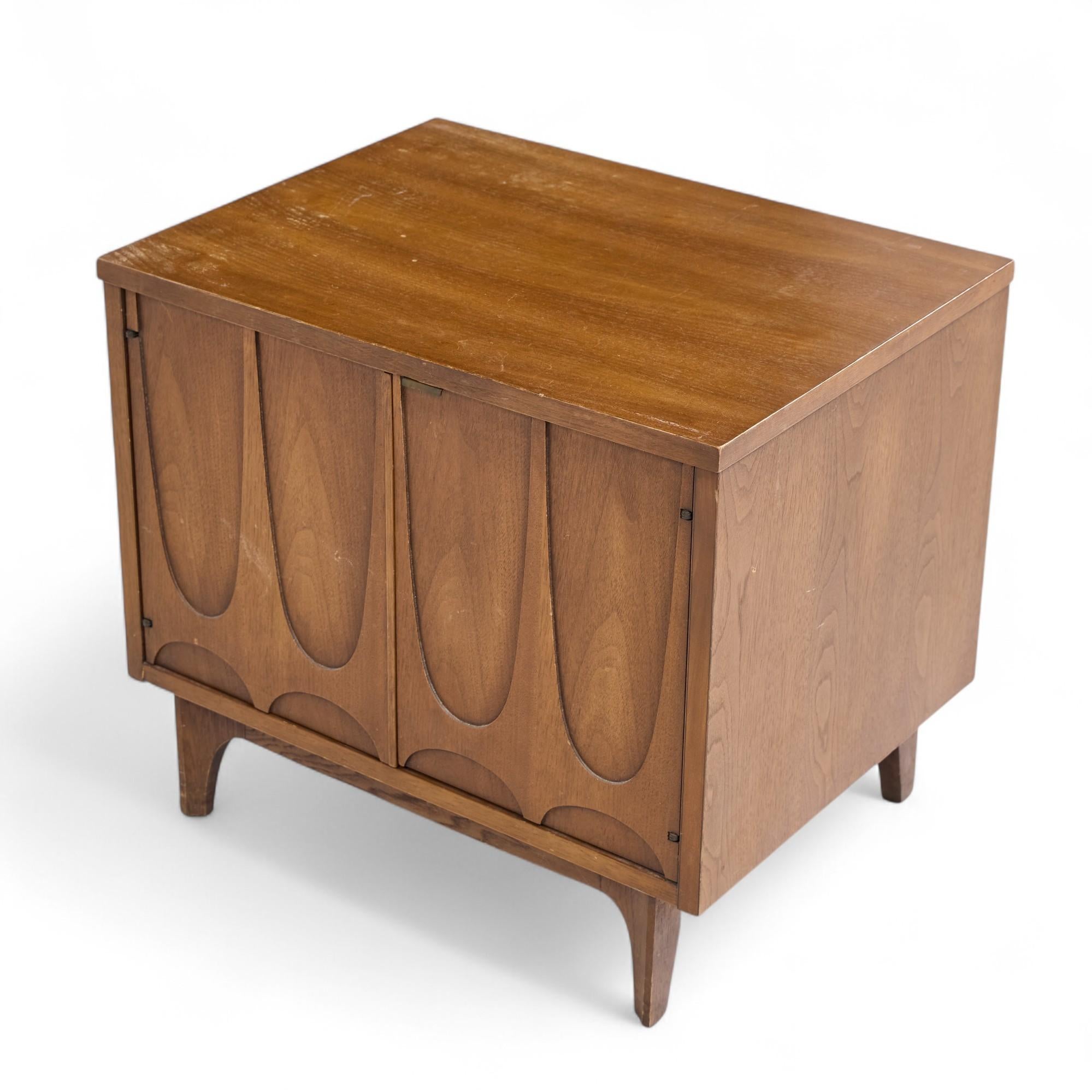 Mesilla de noche cómoda Broyhill Brasilia Mid Century Nogal siglo XX en venta
