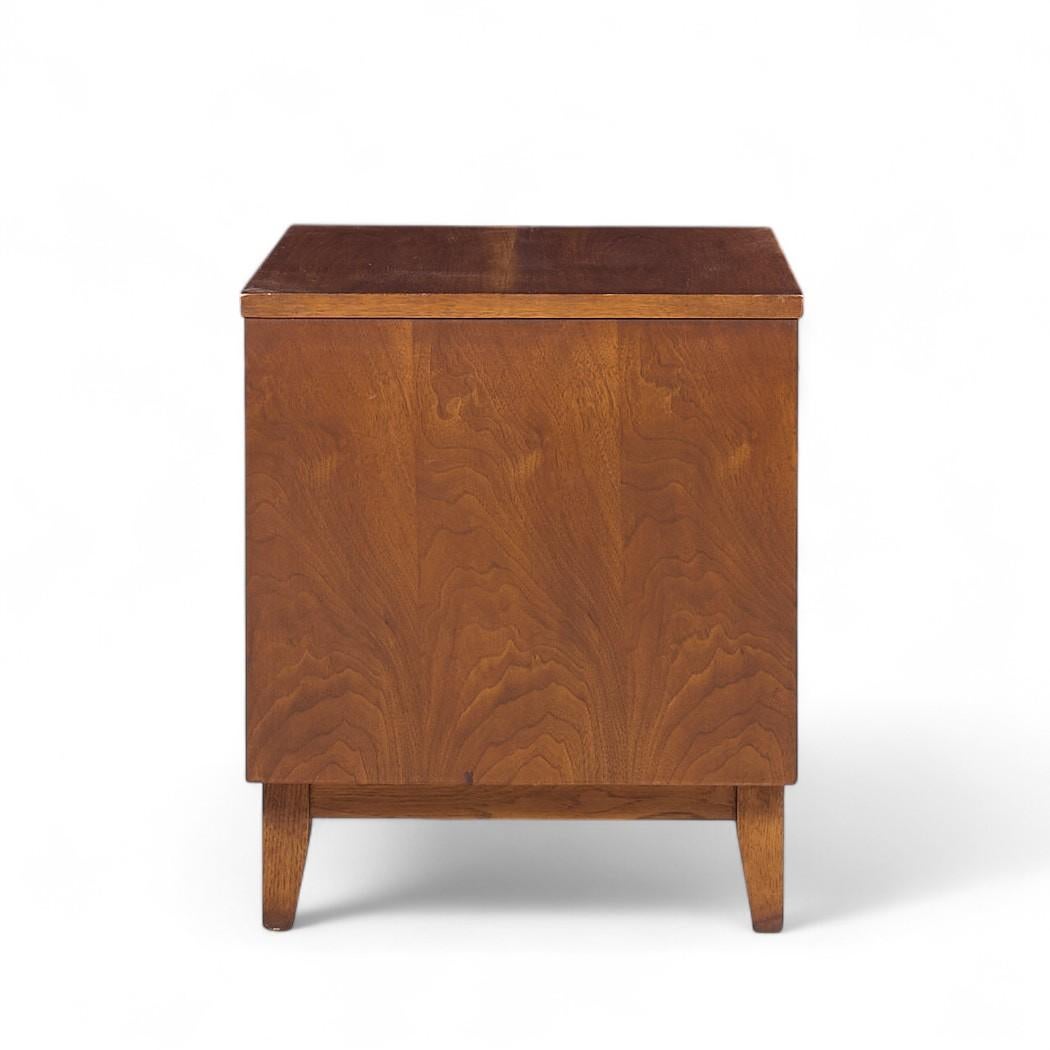 Broyhill Brasilia Mid Century Walnut Commode Nightstands - Pair In Good Condition For Sale In Countryside, IL