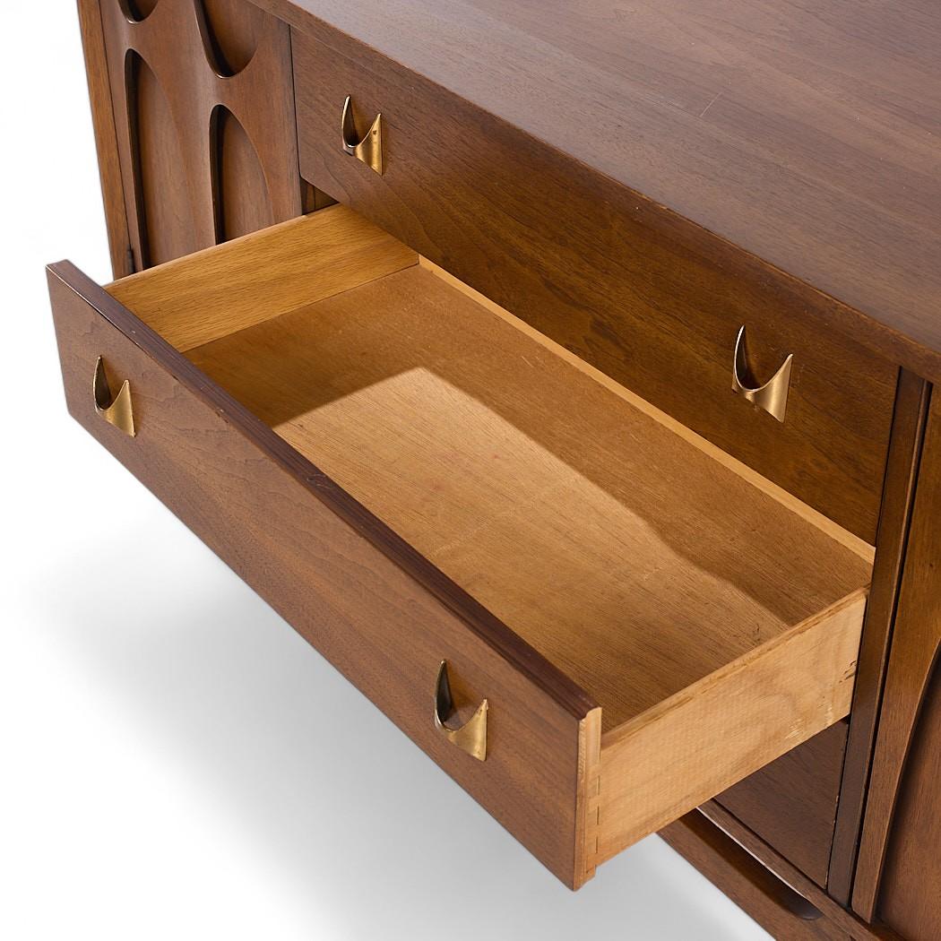 Broyhill Brasilia Mid Century Nussbaum Credenza und Hutch im Angebot 3
