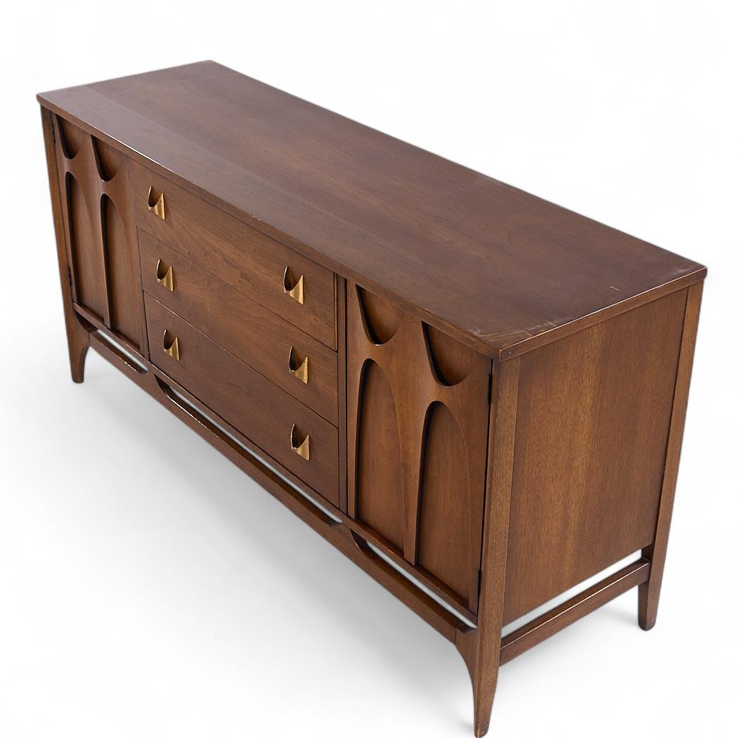 Broyhill Brasilia Mid Century Nussbaum Credenza und Hutch im Angebot 4