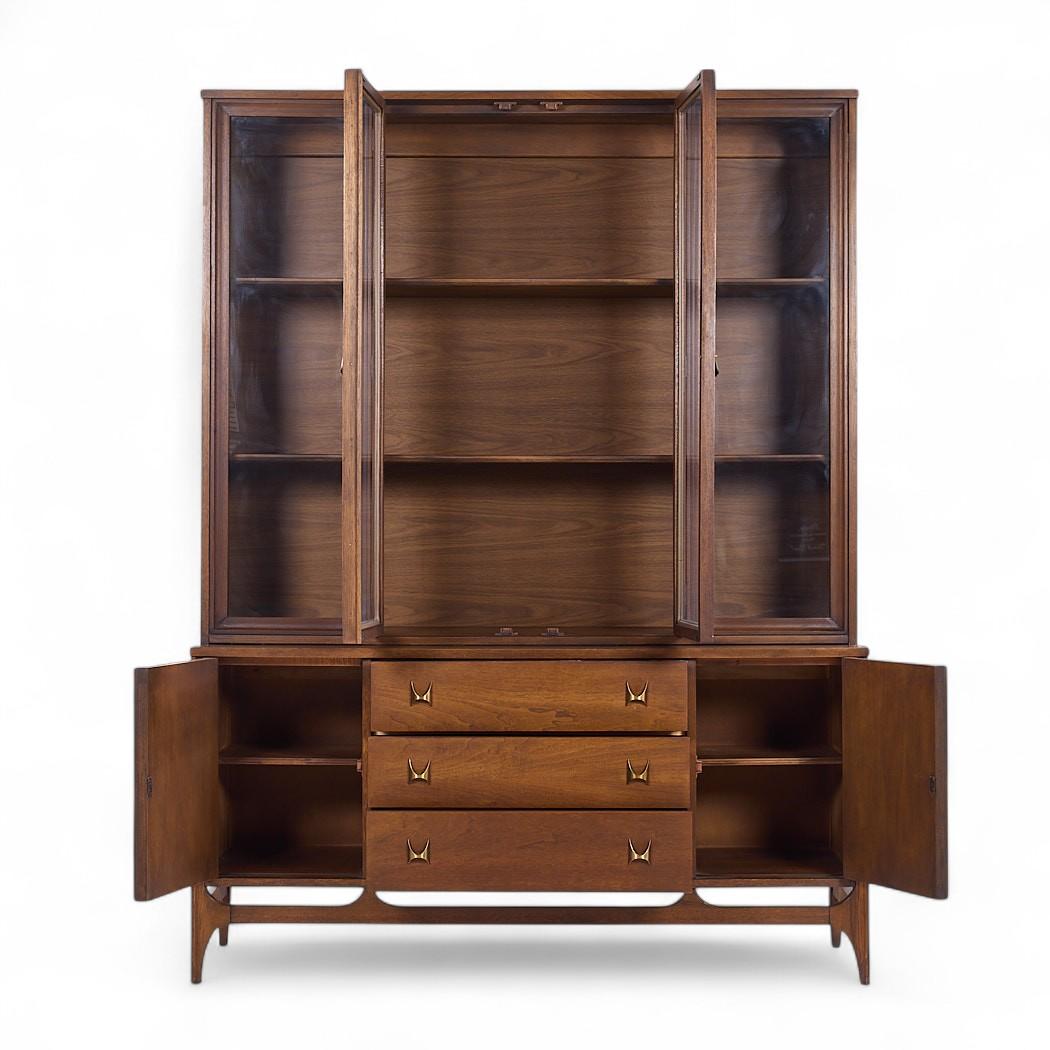 Broyhill Brasilia Mid Century Nussbaum Credenza und Hutch

Die Anrichte misst: 56 breit x 17 tief x 28 Zoll hoch
Die Hütte misst: 55,25 breit x 13 tief x 47 Zoll hoch
Die kombinierte Höhe der Anrichte und des Schranks beträgt 75 Zoll

Alle
