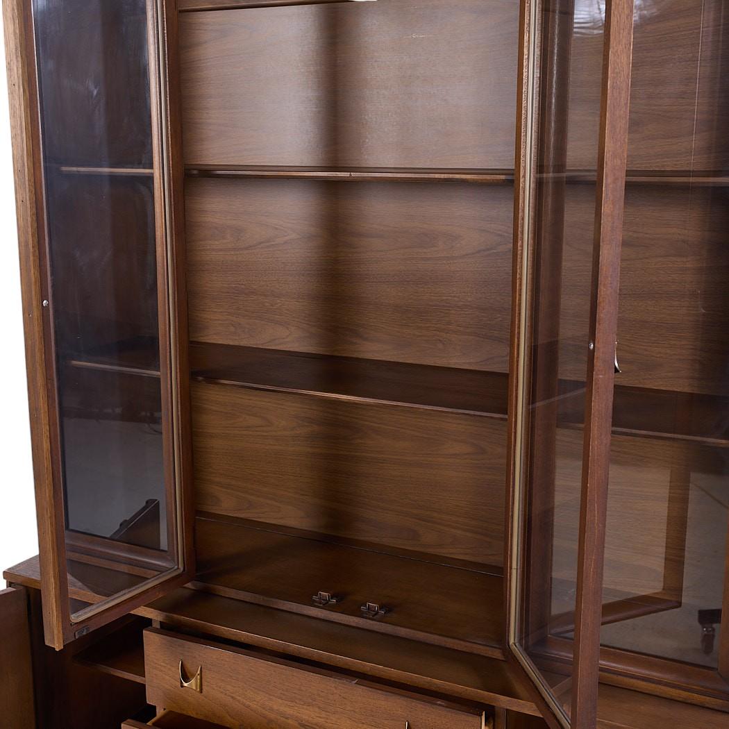 Broyhill Brasilia Mid Century Nussbaum Credenza und Hutch (Moderne der Mitte des Jahrhunderts) im Angebot