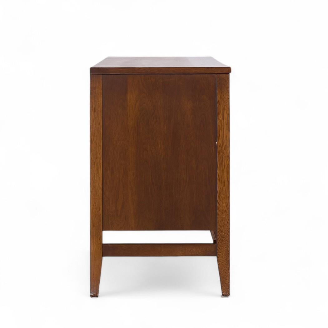 Broyhill Brasilia Mid Century Nussbaum Credenza und Hutch (amerikanisch) im Angebot