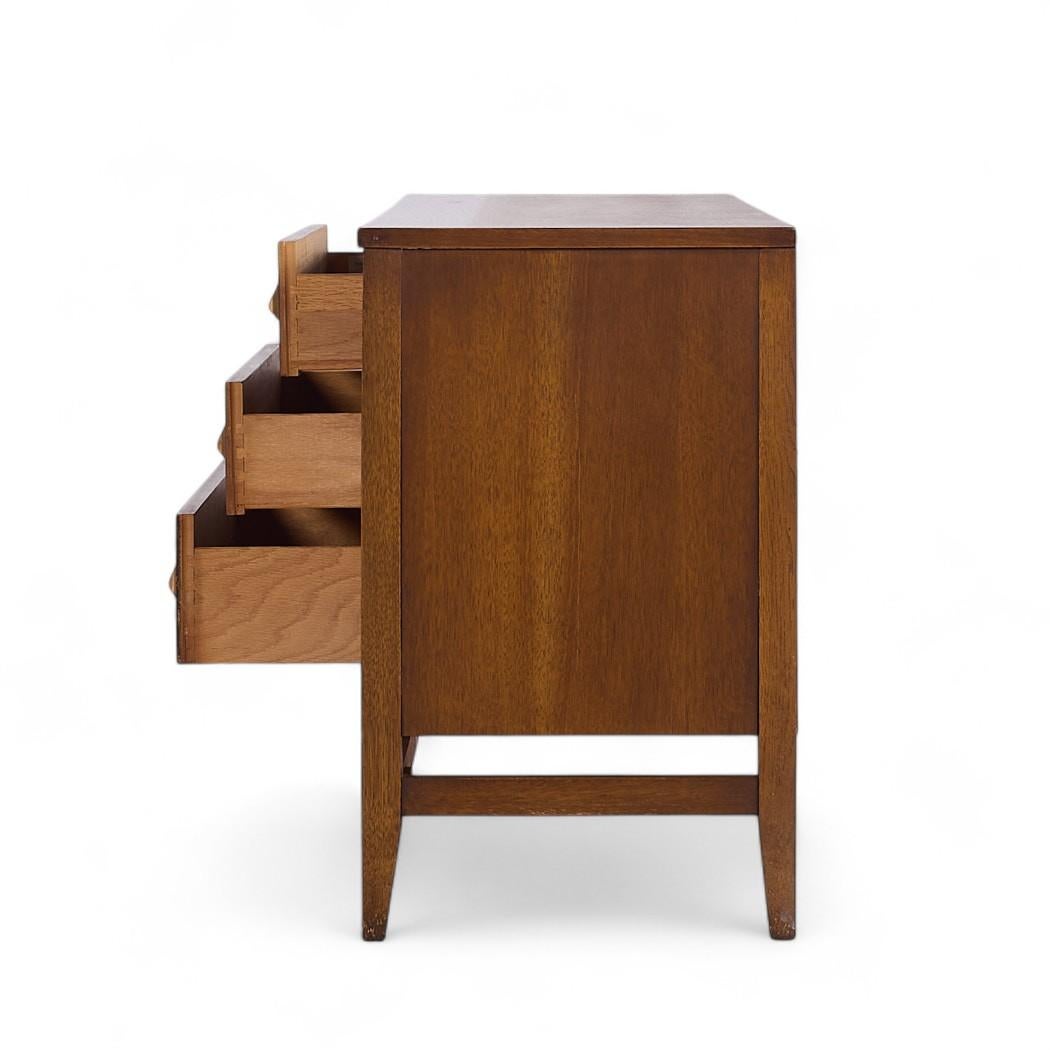 Broyhill Brasilia Mid Century Nussbaum Credenza und Hutch im Zustand „Gut“ im Angebot in Countryside, IL
