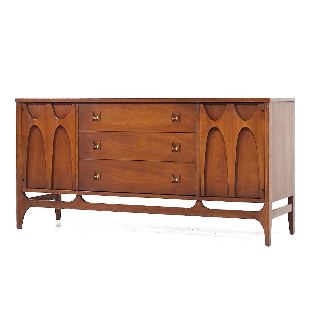 Broyhill Brasilia Mid Century Walnut Credenza and Hutch In Good Condition For Sale In Countryside, IL