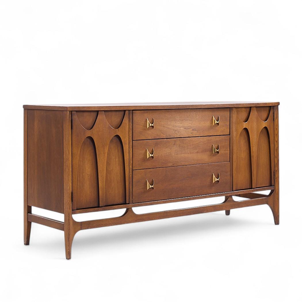 Broyhill Brasilia Mid Century Nussbaum Credenza und Hutch (20. Jahrhundert) im Angebot
