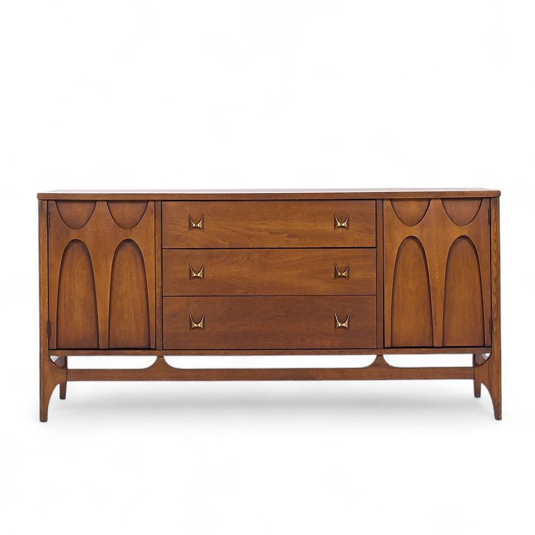 Broyhill Brasilia Mid Century Nussbaum Credenza und Hutch (Glas) im Angebot