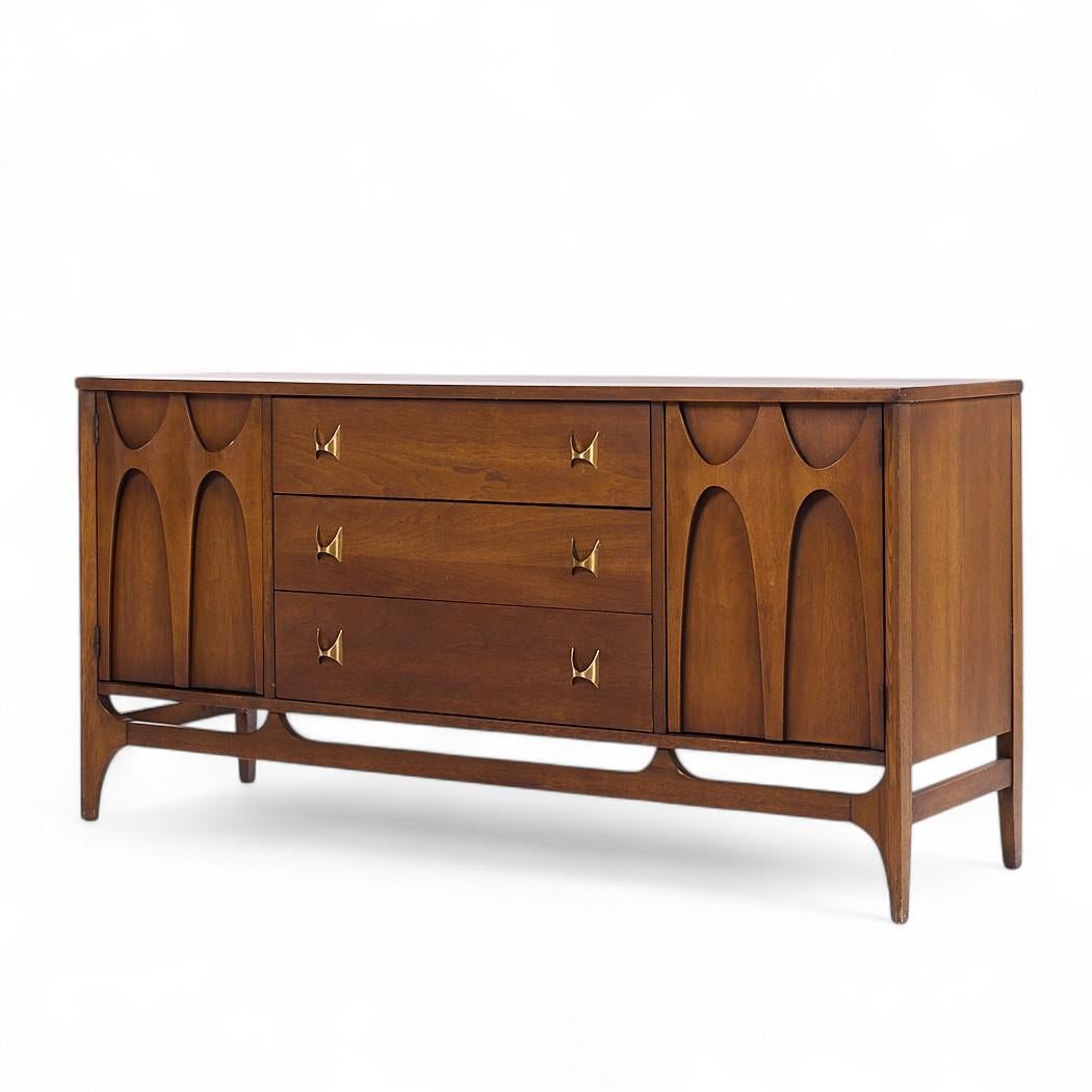 Broyhill Brasilia Mid Century Nussbaum Credenza und Hutch im Angebot 1