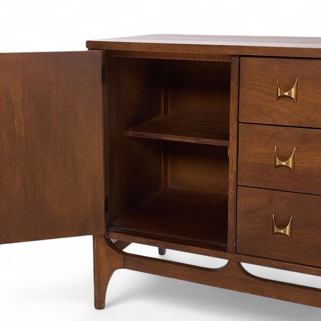 Broyhill Brasilia Mid Century Nussbaum Credenza und Hutch im Angebot 2