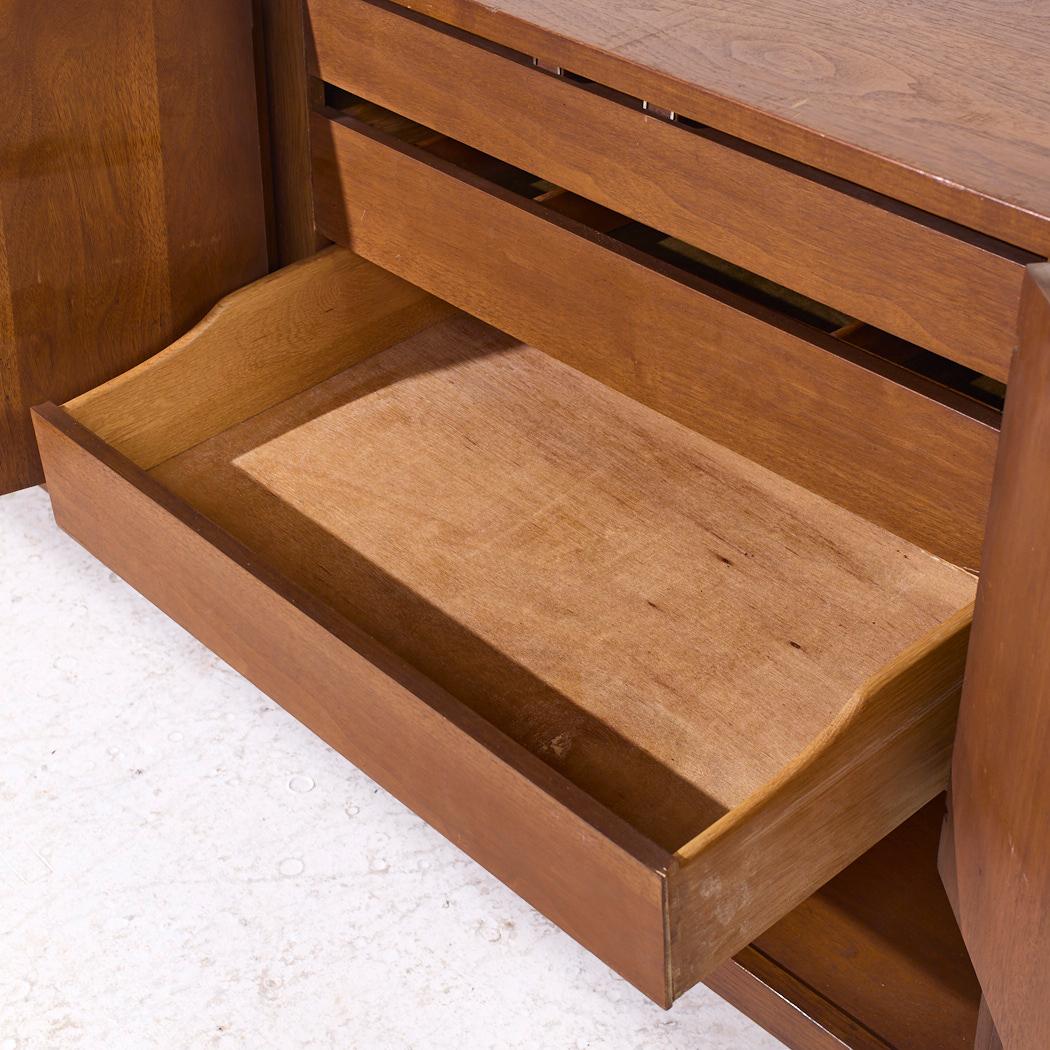 Broyhill Brasilia Anrichte aus Nussbaumholz, Mitte des Jahrhunderts im Angebot 3