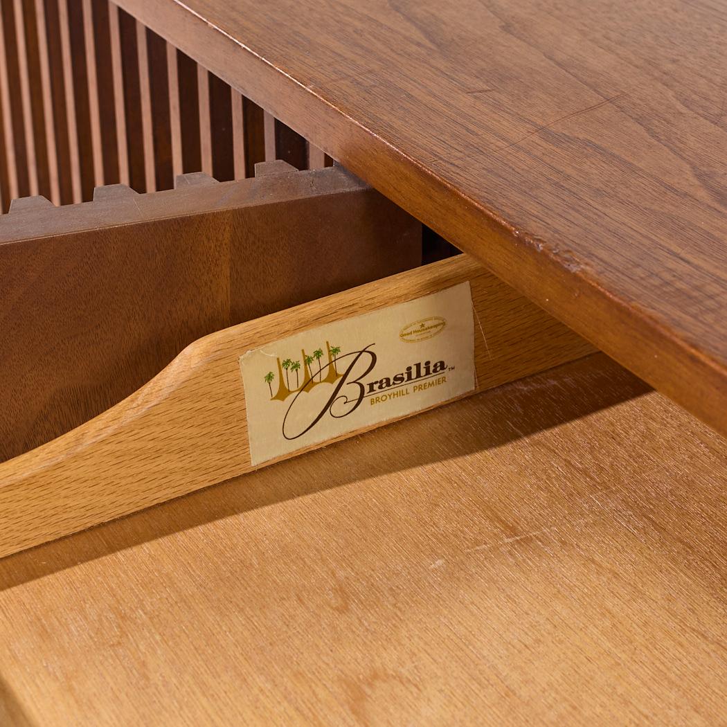 Broyhill Brasilia Anrichte aus Nussbaumholz, Mitte des Jahrhunderts im Angebot 5
