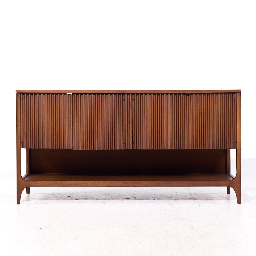 Broyhill Brasilia Anrichte aus Nussbaumholz, Mitte des Jahrhunderts

Diese Anrichte misst: 60 breit x 19 tief x 30,75 Zoll hoch

Alle Möbelstücke sind in einem so genannten restaurierten Vintage-Zustand zu haben. Das bedeutet, dass das Stück beim