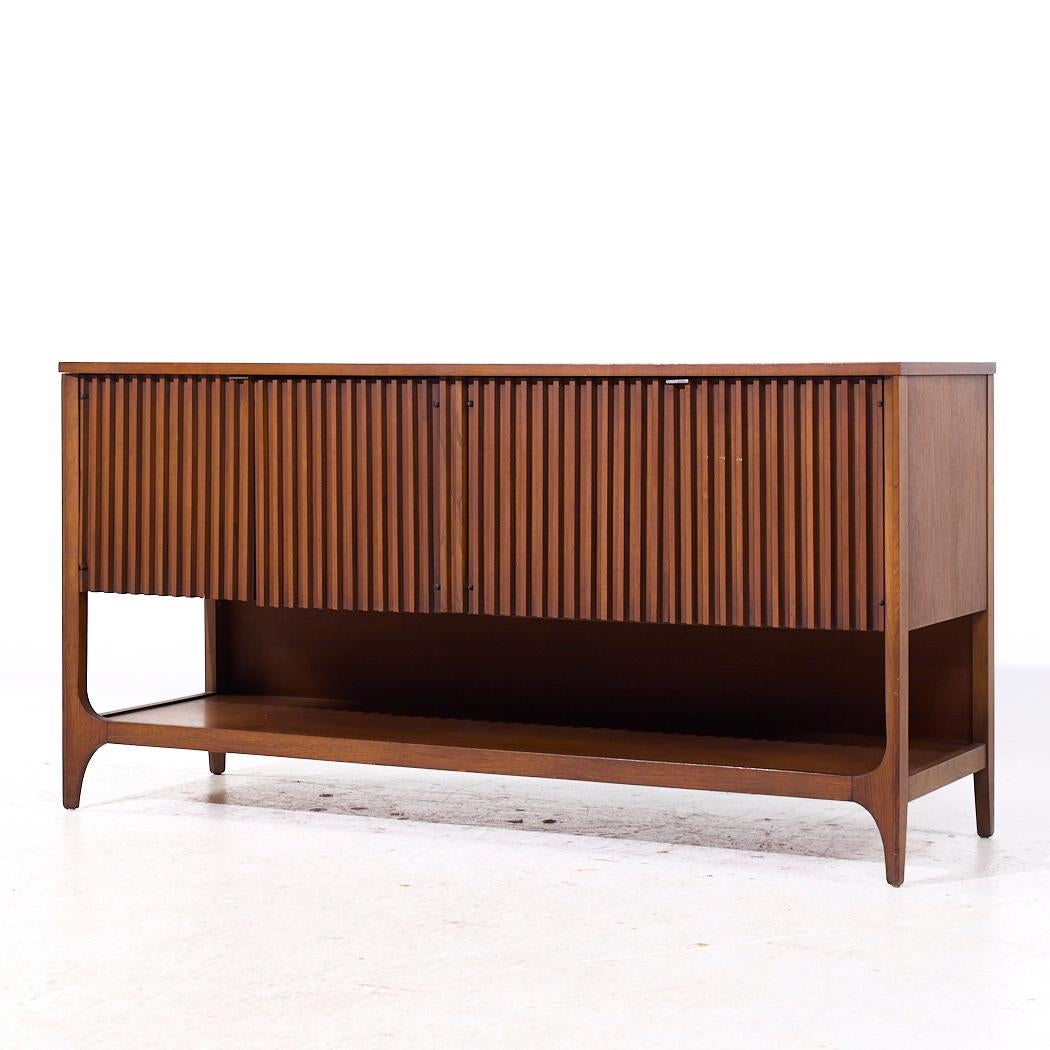 Broyhill Brasilia Anrichte aus Nussbaumholz, Mitte des Jahrhunderts (Moderne der Mitte des Jahrhunderts) im Angebot