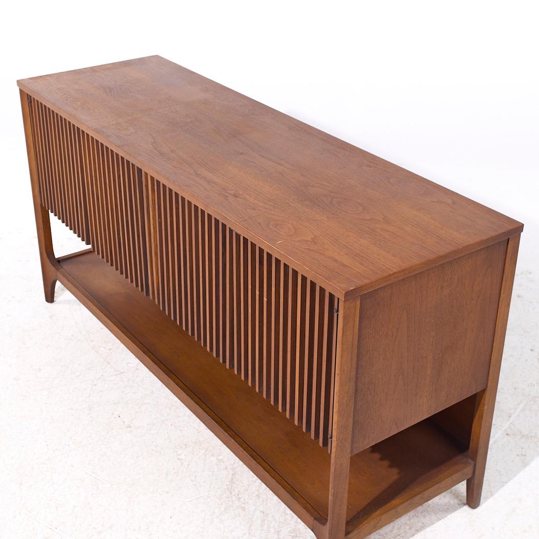 Broyhill Brasilia Anrichte aus Nussbaumholz, Mitte des Jahrhunderts (Ende des 20. Jahrhunderts) im Angebot