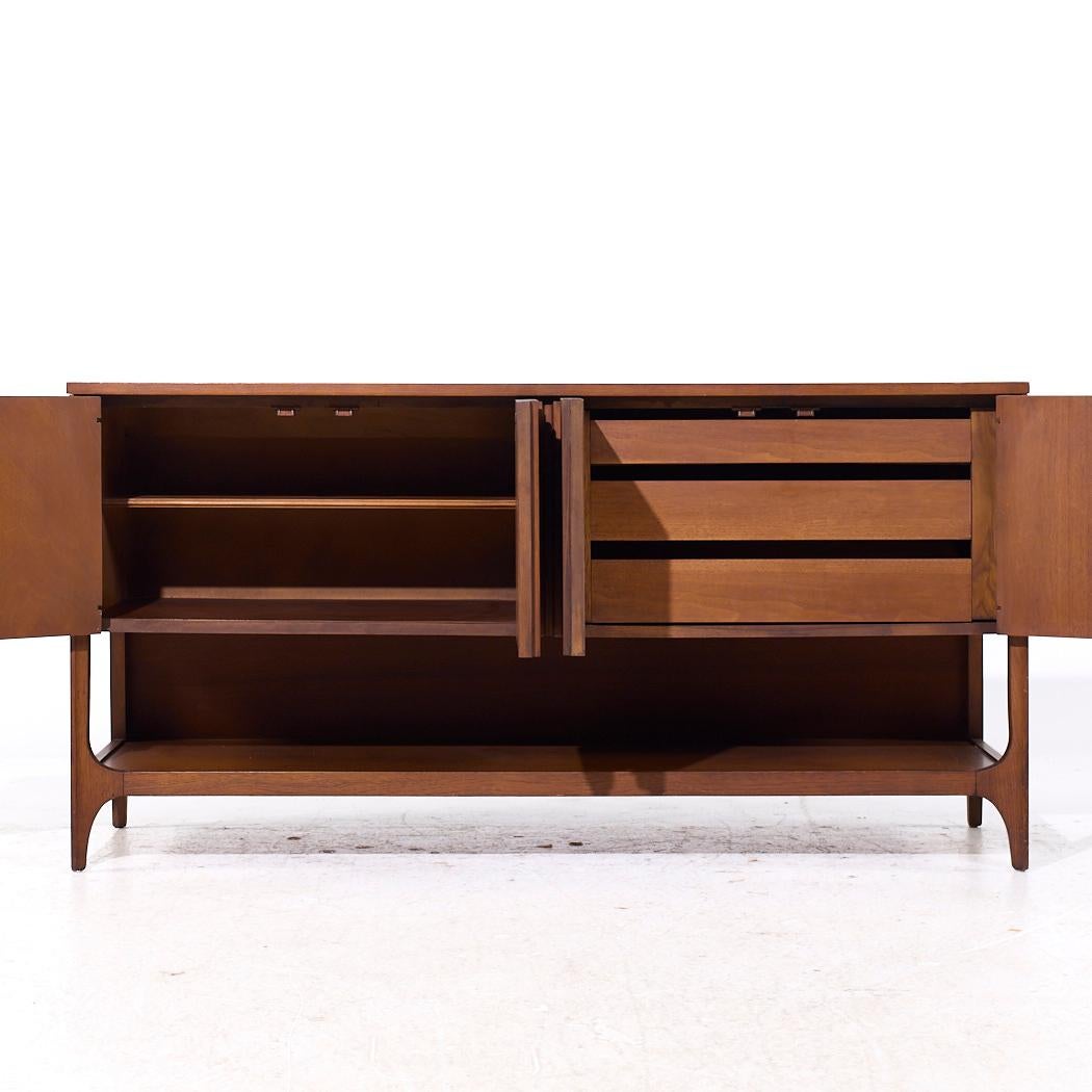 Broyhill Brasilia Anrichte aus Nussbaumholz, Mitte des Jahrhunderts (Walnuss) im Angebot