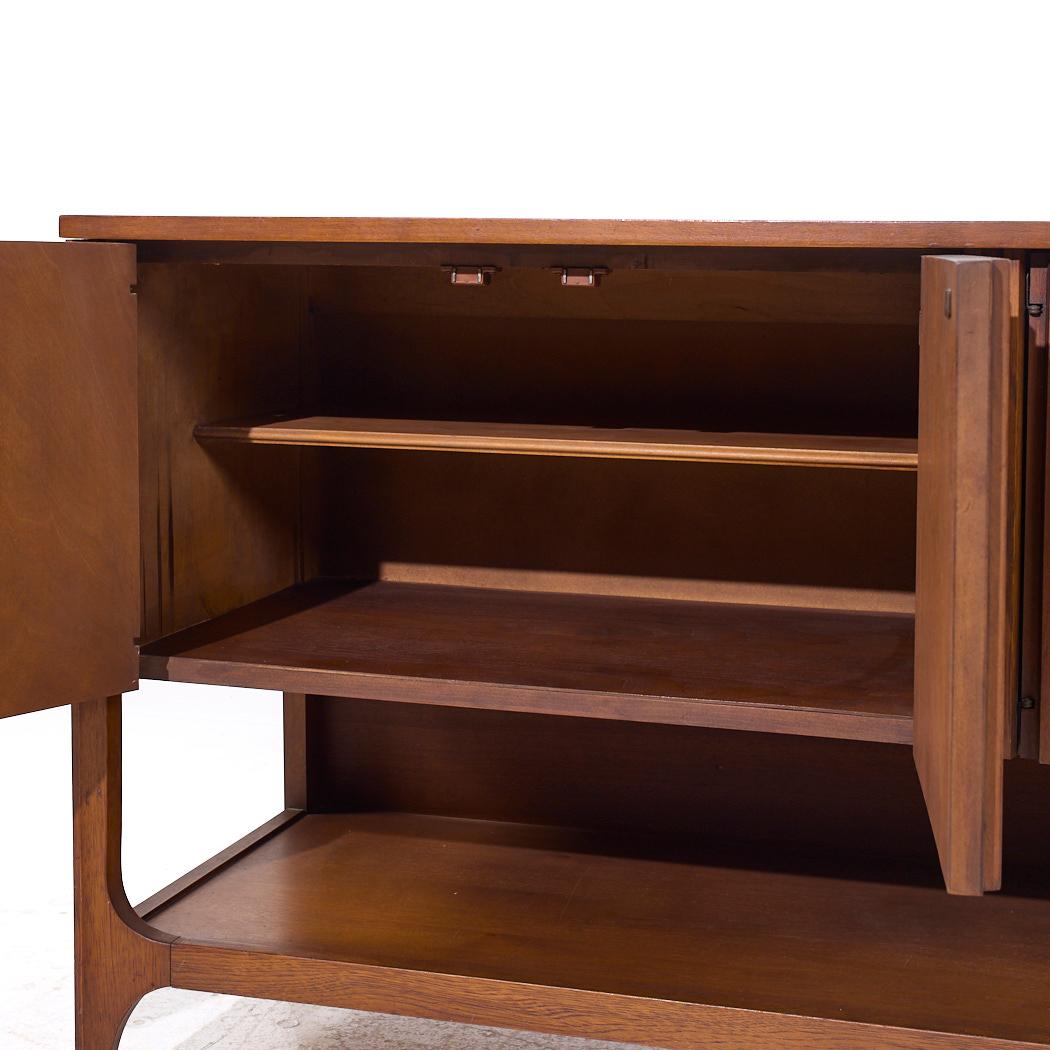 Broyhill Brasilia Anrichte aus Nussbaumholz, Mitte des Jahrhunderts im Angebot 1