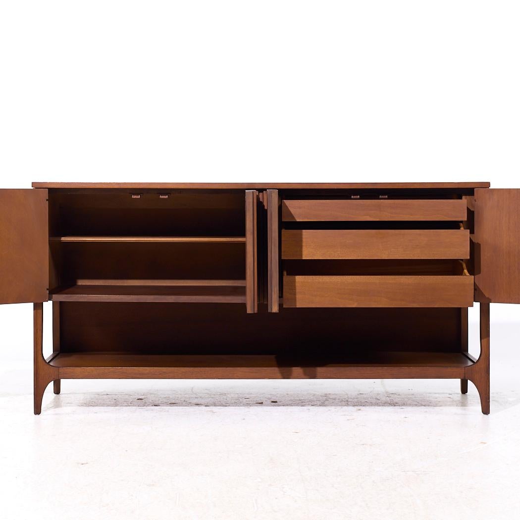 Broyhill Brasilia Anrichte aus Nussbaumholz, Mitte des Jahrhunderts im Angebot 2