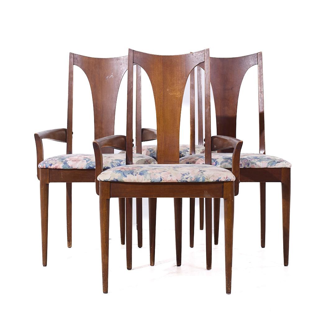 Broyhill Brasilia Chaises de salle à manger en noyer du milieu du siècle - Lot de 4

Chaque chaise sans accoudoir mesure : 20,5 de large x 18,5 de profond x 37 de haut, avec une hauteur d'assise de 19 pouces.
Chaque fauteuil capitaine mesure : 22,75