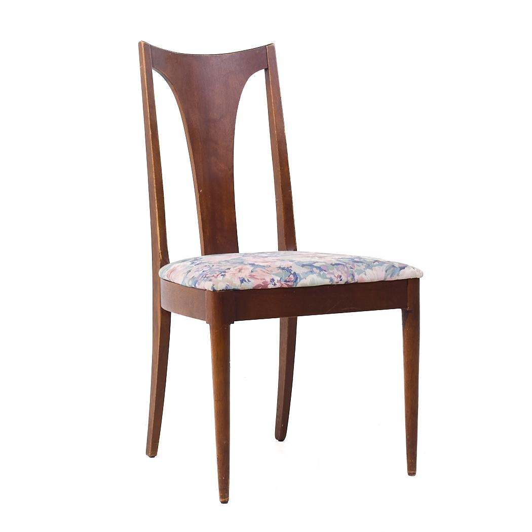 Américain Broyhill Brasilia Chaises de salle à manger en noyer du milieu du siècle - Lot de 4 en vente