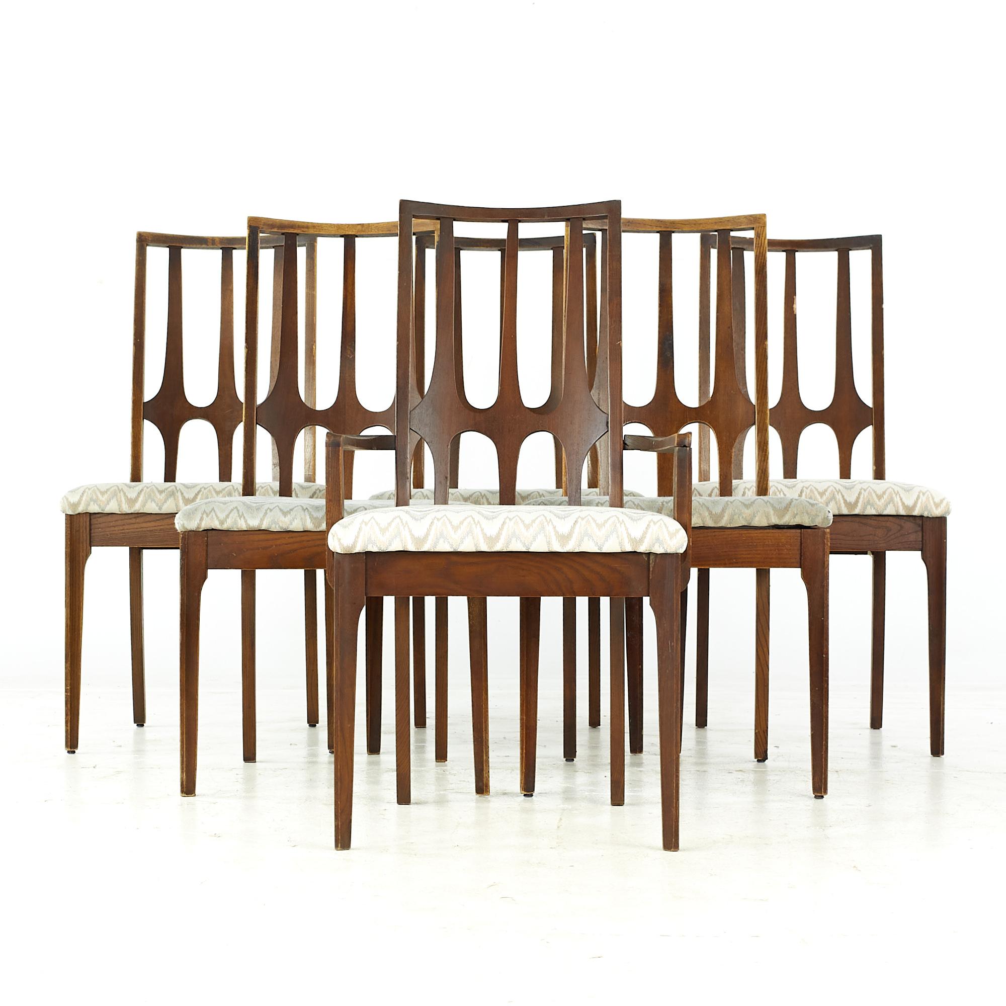 Broyhill Brasilia chaises de salle à manger en noyer du milieu du siècle - ensemble de 6

Chaque fauteuil sans bras mesure : 20.5 largeur x 21 profondeur x 38 hauteur, avec une hauteur d'assise de 19 pouces.
Chaque chaise de capitaine mesure :