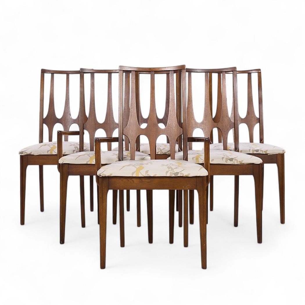 Broyhill Brasilia Mid Century Nussbaum Esszimmerstühle - Satz von 6

Jeder armlose Stuhl misst: 20,25 breit x 22 tief x 38 hoch, mit einer Sitzhöhe von 18,5 Zoll
Jeder Kapitänsstuhl misst: 21,5 breit x 22 tief x 38 hoch, mit einer Sitzhöhe von 18,5