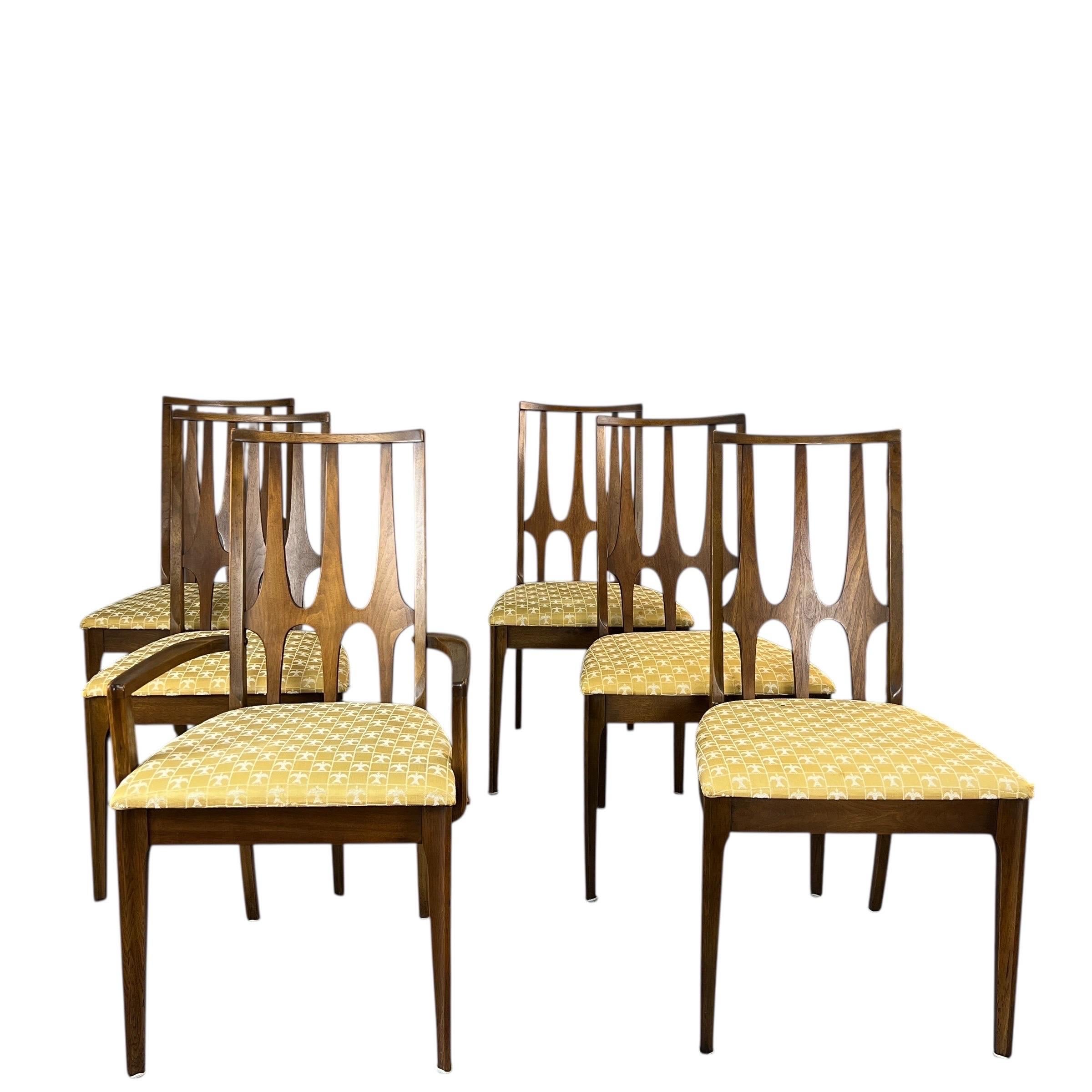 In vendita questo squisito e ricercatissimo set di 6 sedie di Broyhill Brasilia. Realizzate nel 1962, le sedie  sono state apprezzate da due soli precedenti proprietari.