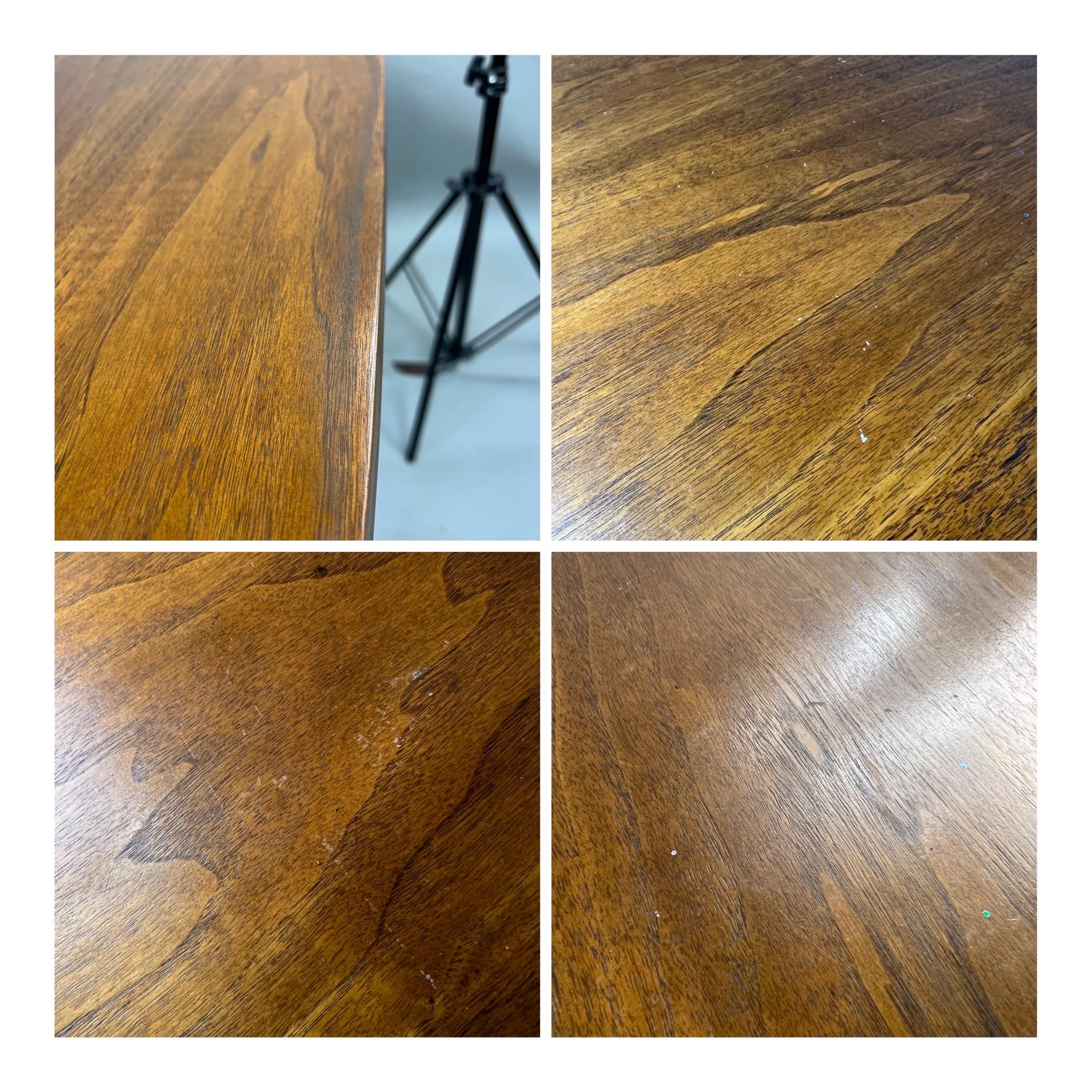 Broyhill Brasilia Table de salle à manger en noyer du milieu du siècle en vente 2
