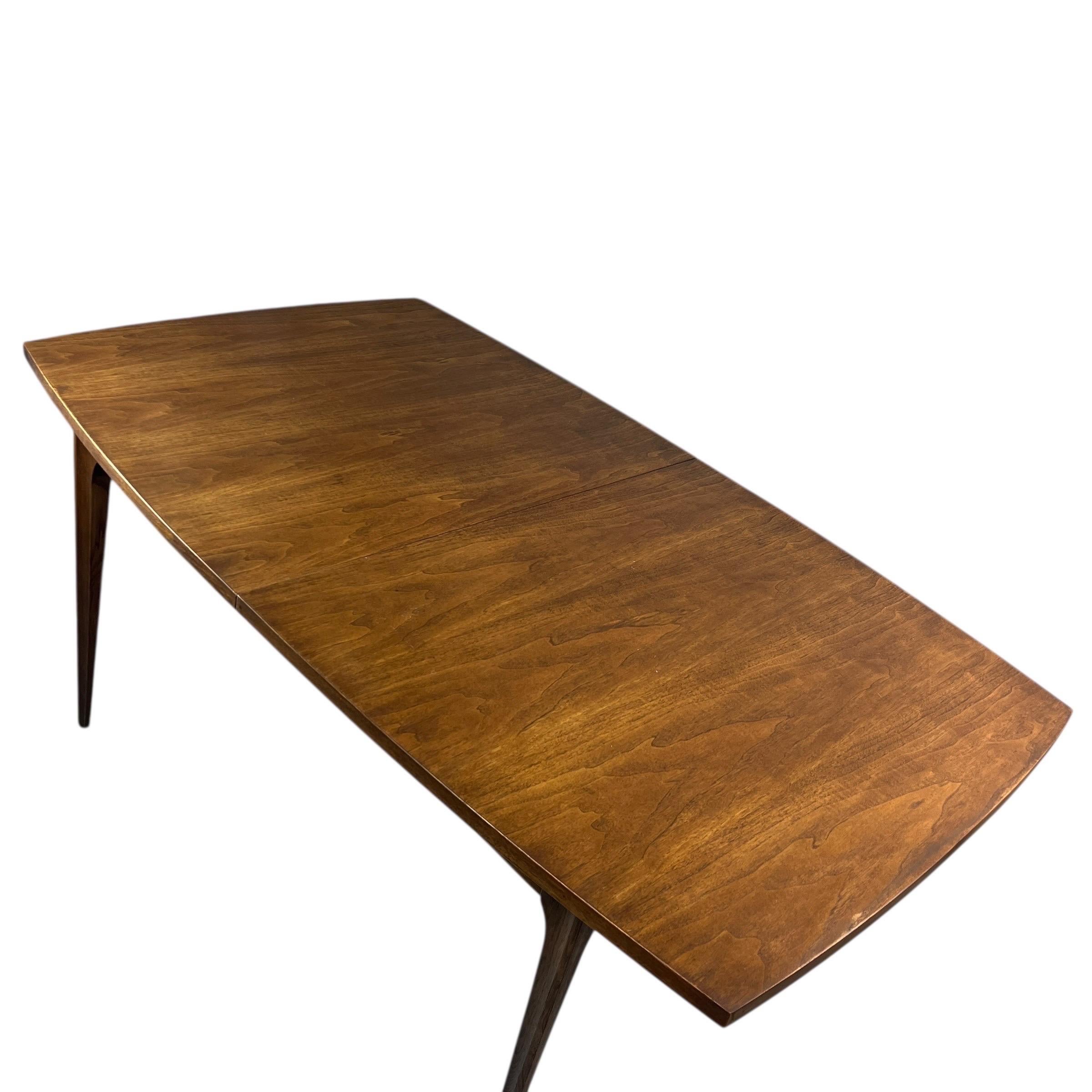 Mid-Century Modern Broyhill Brasilia Table de salle à manger en noyer du milieu du siècle en vente