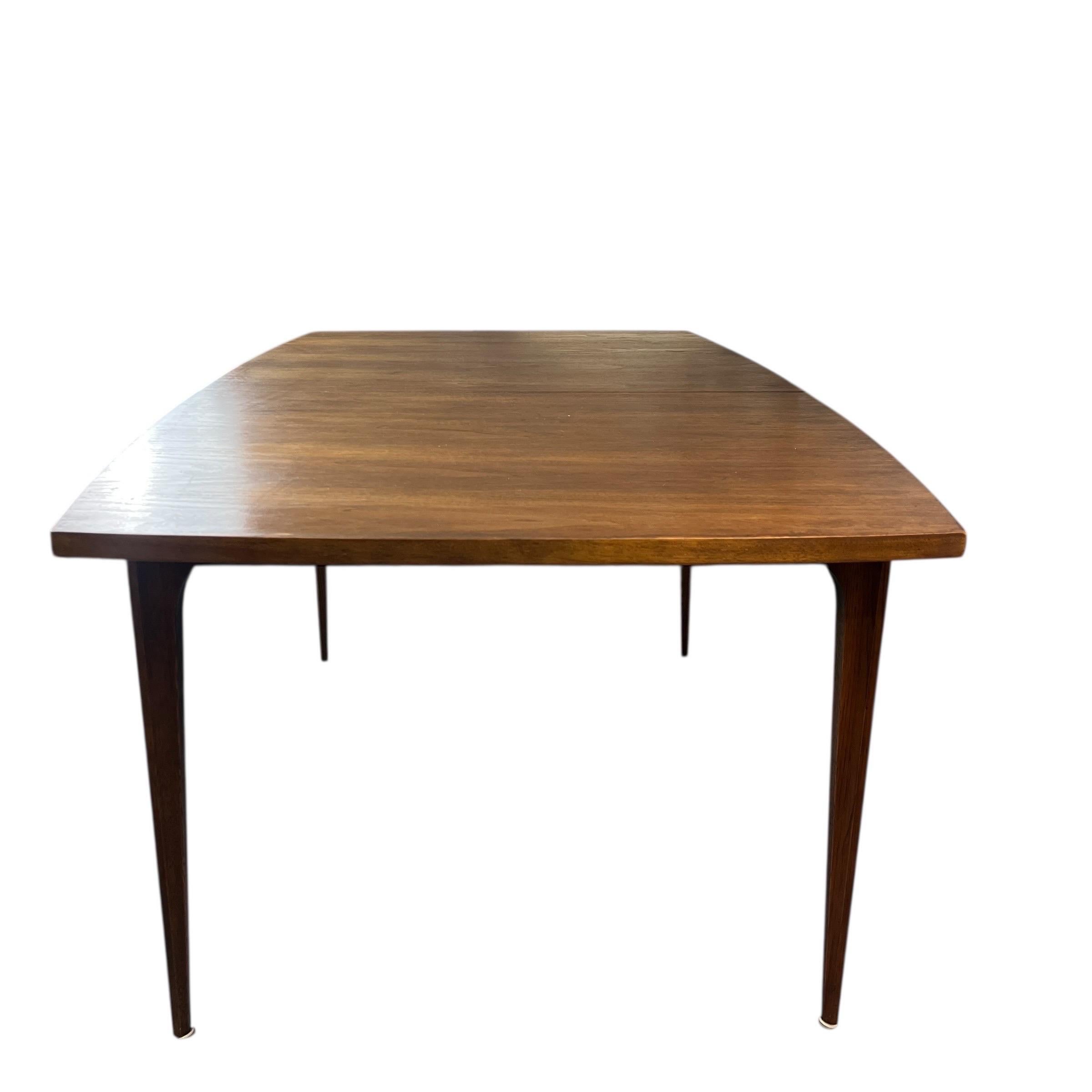 Américain Broyhill Brasilia Table de salle à manger en noyer du milieu du siècle en vente