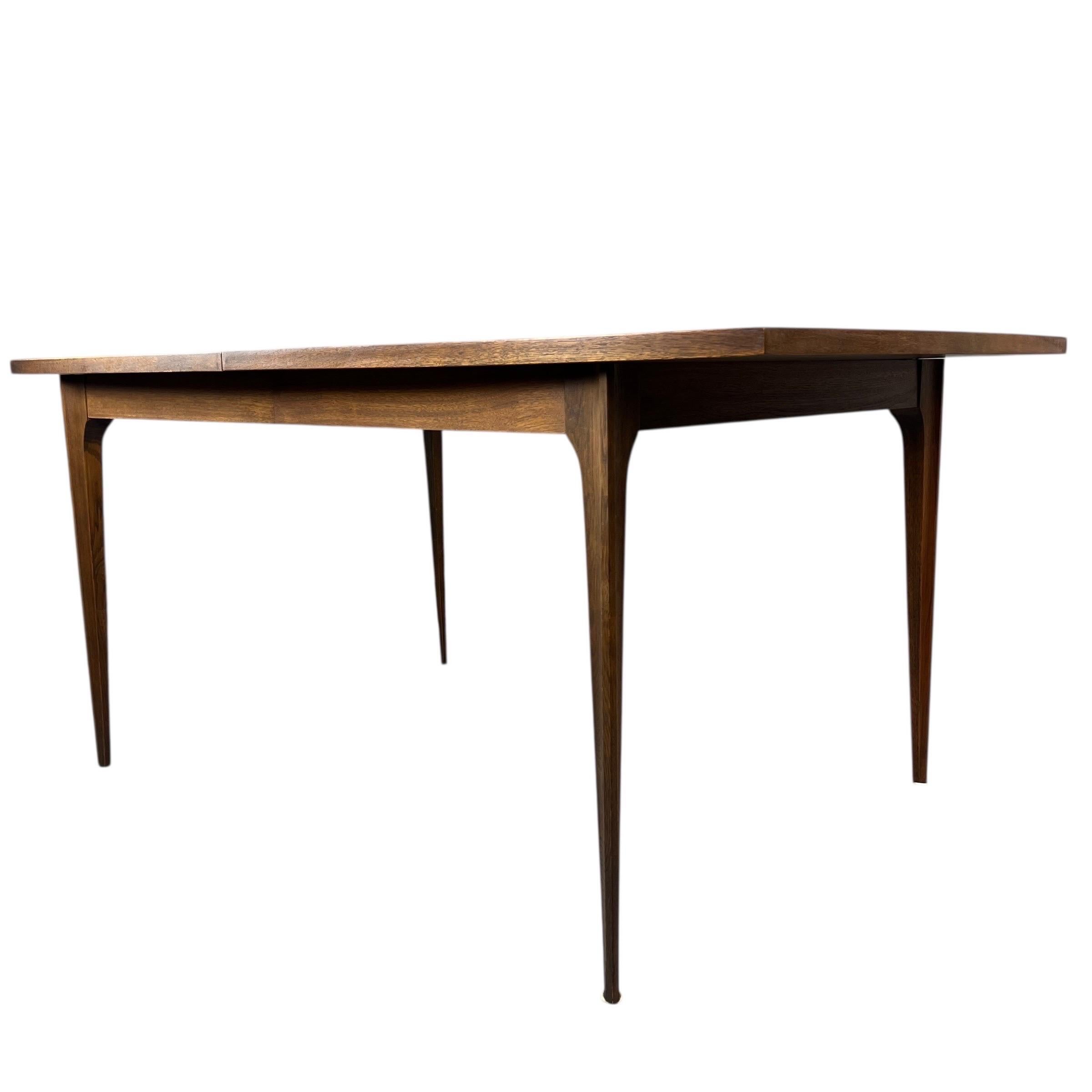 Autre Broyhill Brasilia Table de salle à manger en noyer du milieu du siècle en vente