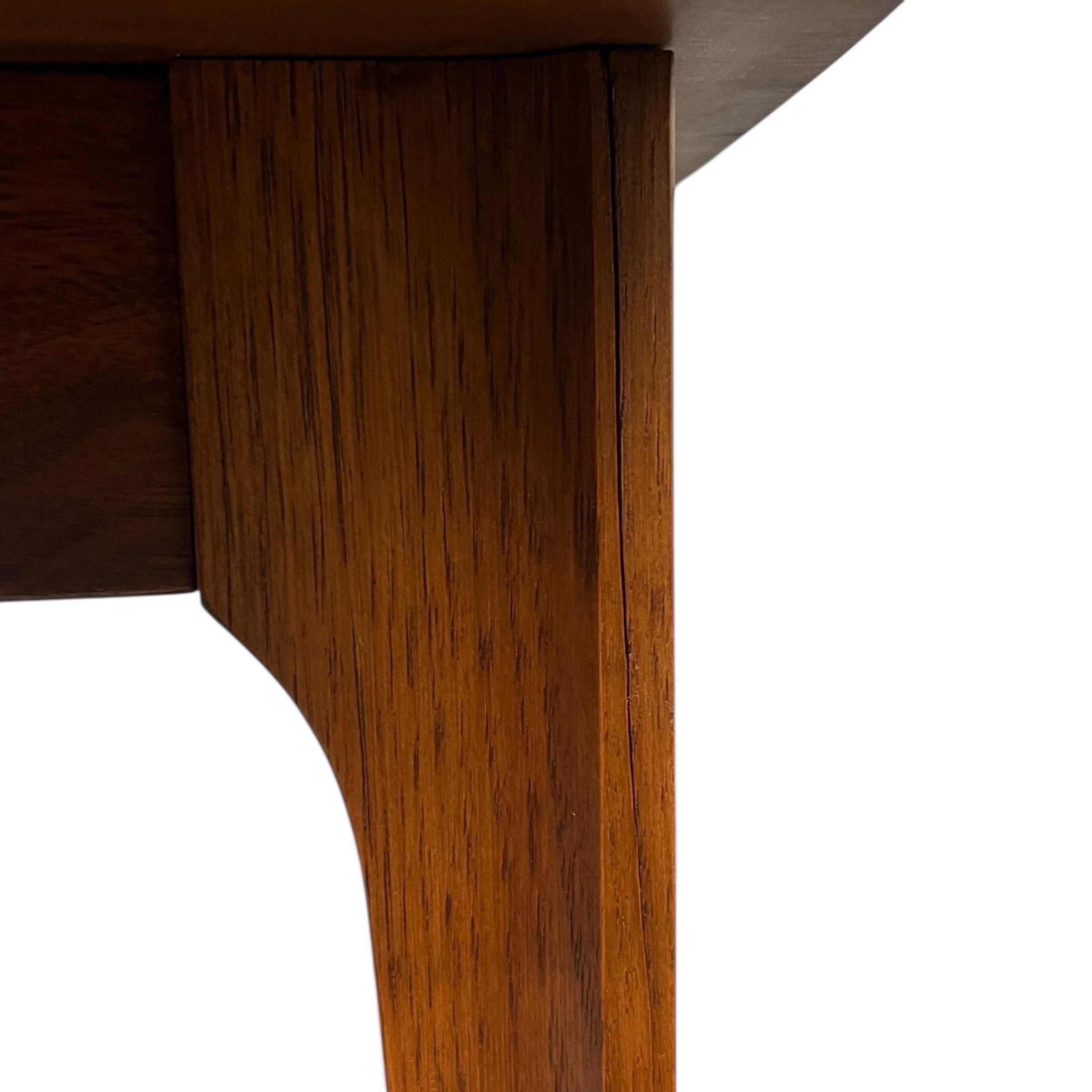 Broyhill Brasilia Table de salle à manger en noyer du milieu du siècle Bon état - En vente à Esperance, NY