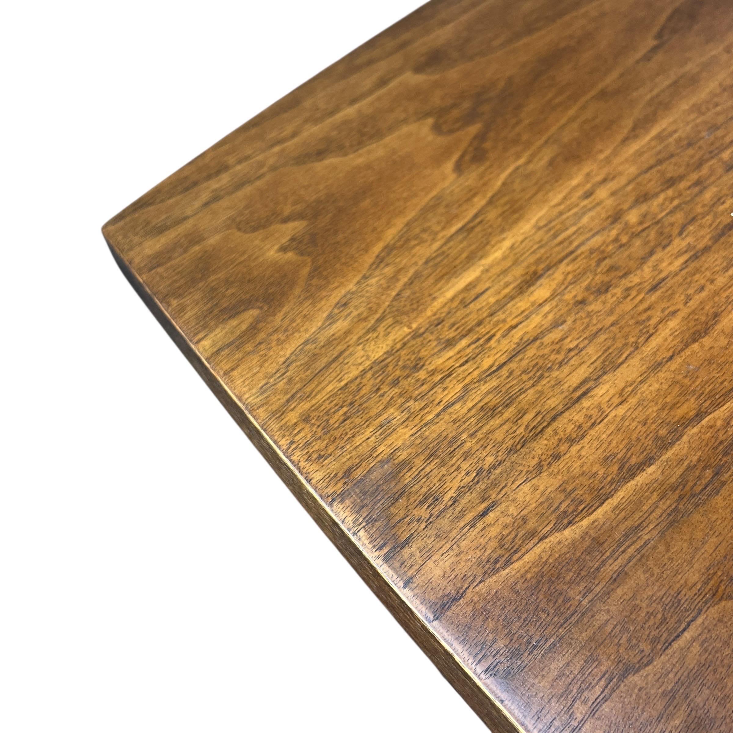 Milieu du XXe siècle Broyhill Brasilia Table de salle à manger en noyer du milieu du siècle en vente