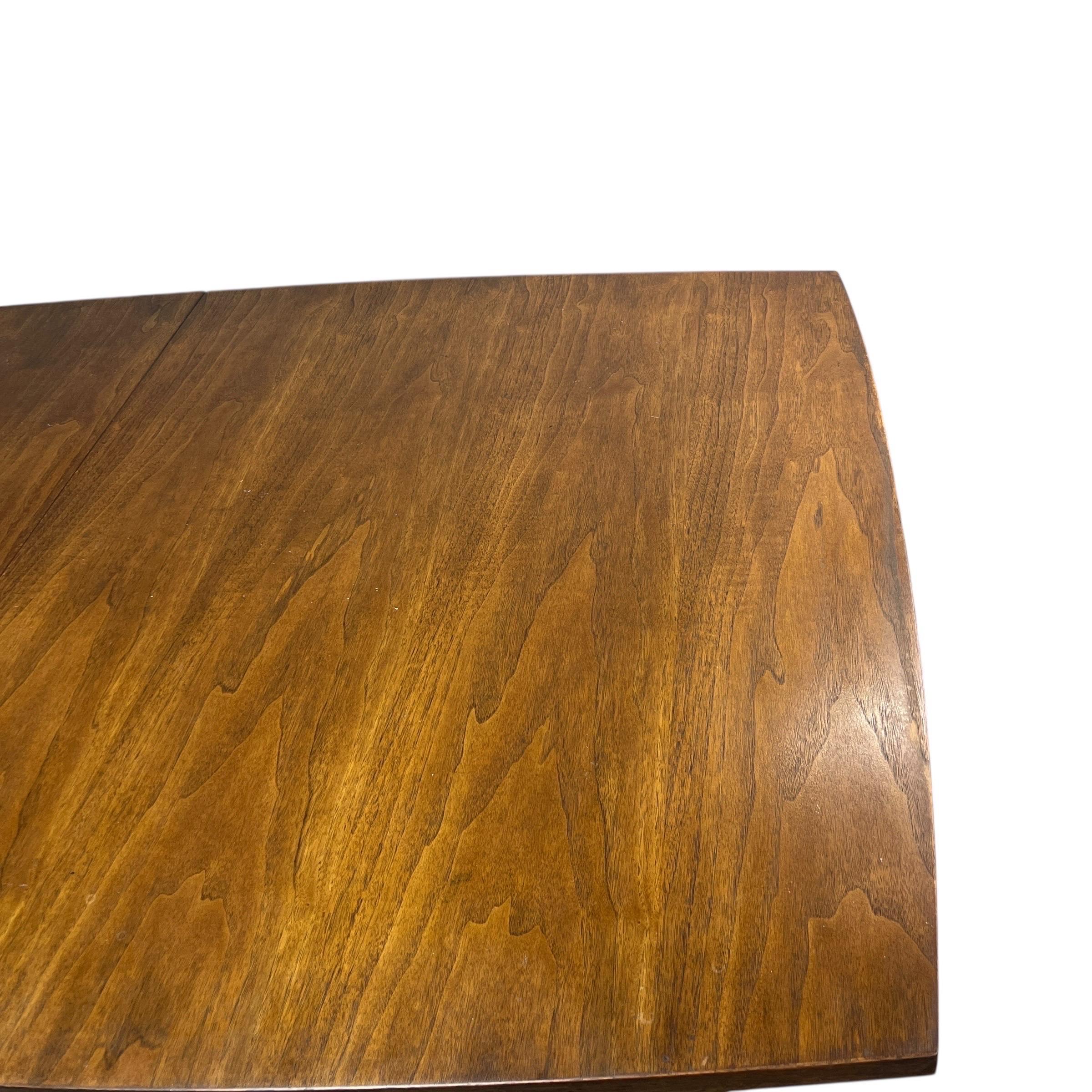 Noyer Broyhill Brasilia Table de salle à manger en noyer du milieu du siècle en vente