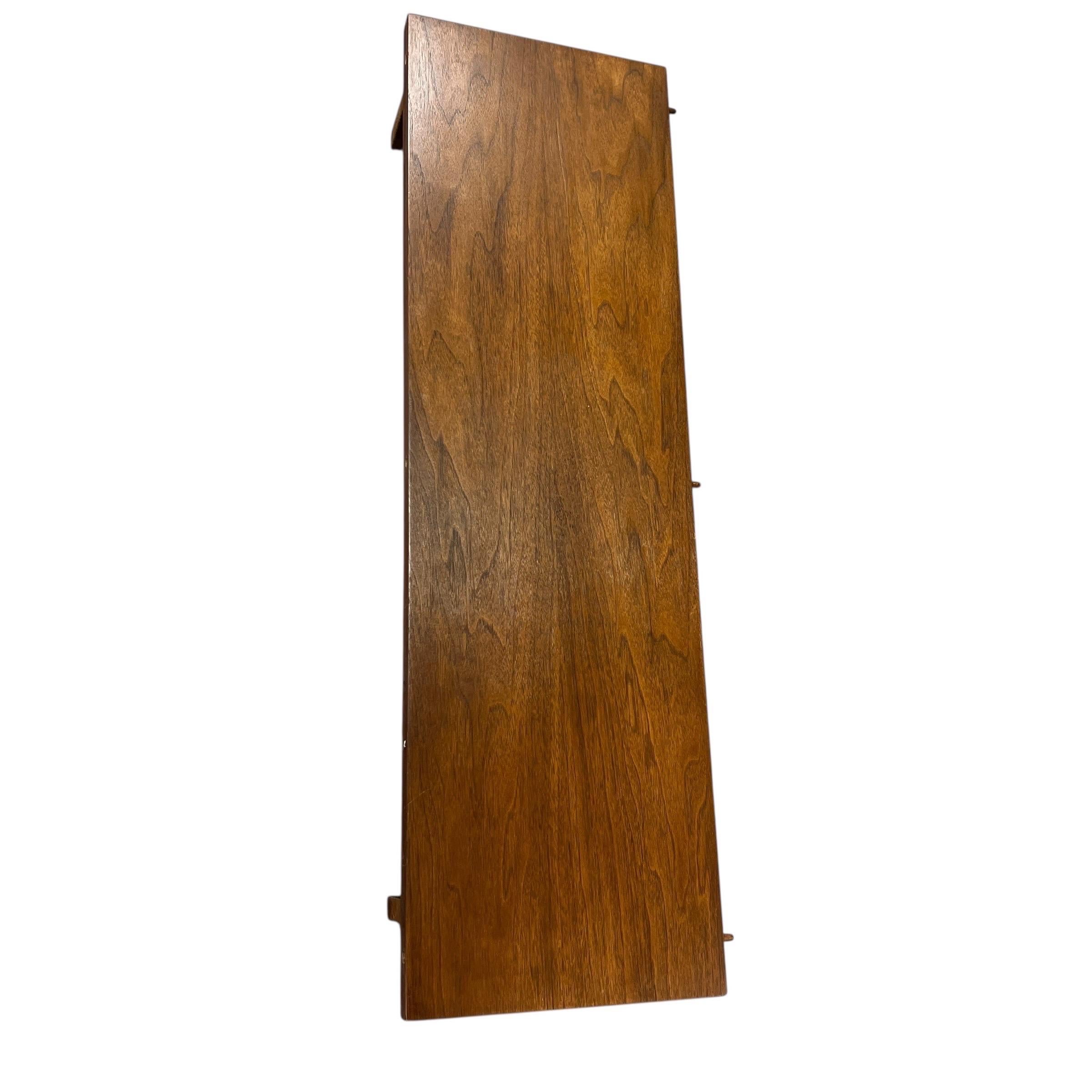 Broyhill Brasilia Table de salle à manger en noyer du milieu du siècle en vente 1