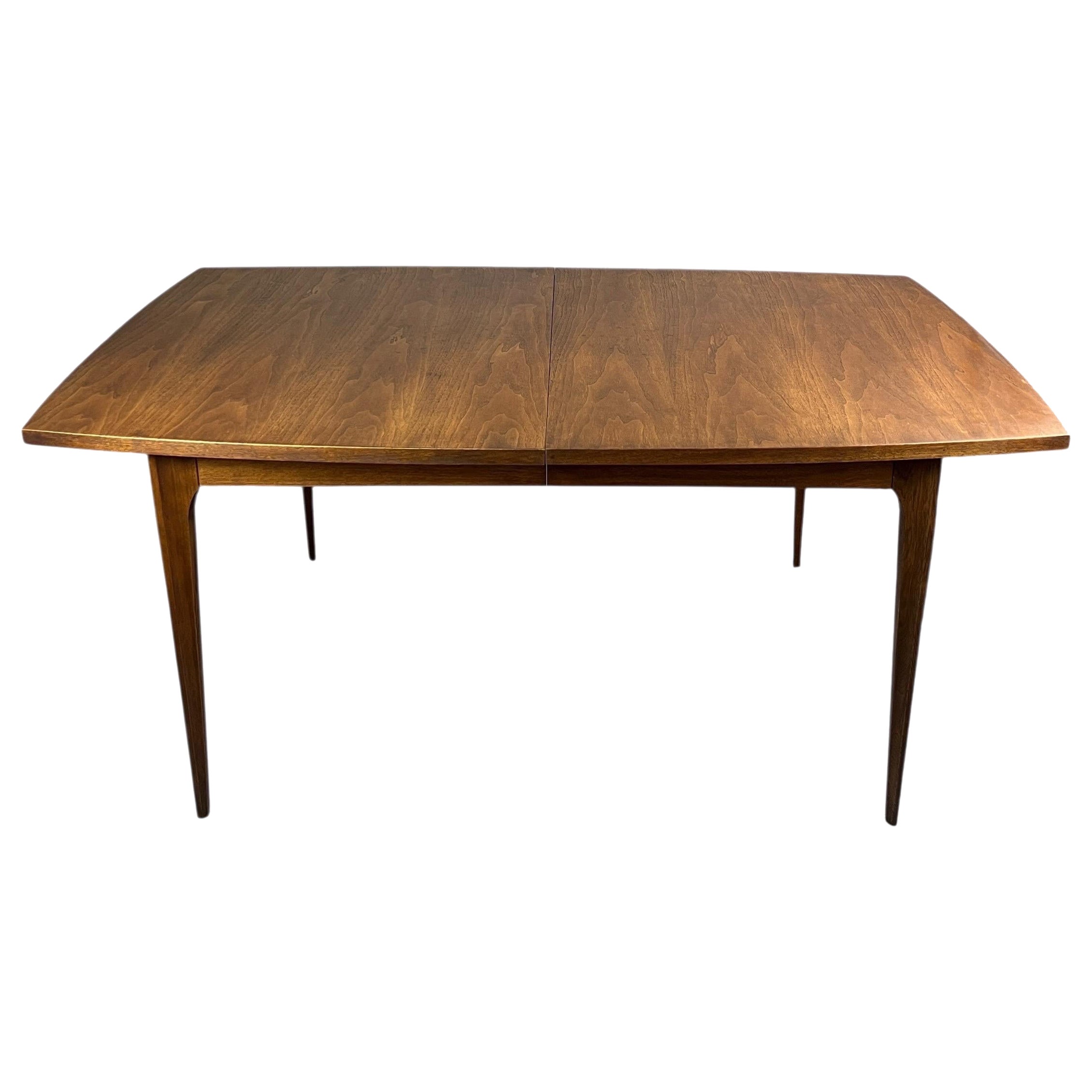Broyhill Brasilia Table de salle à manger en noyer du milieu du siècle en vente