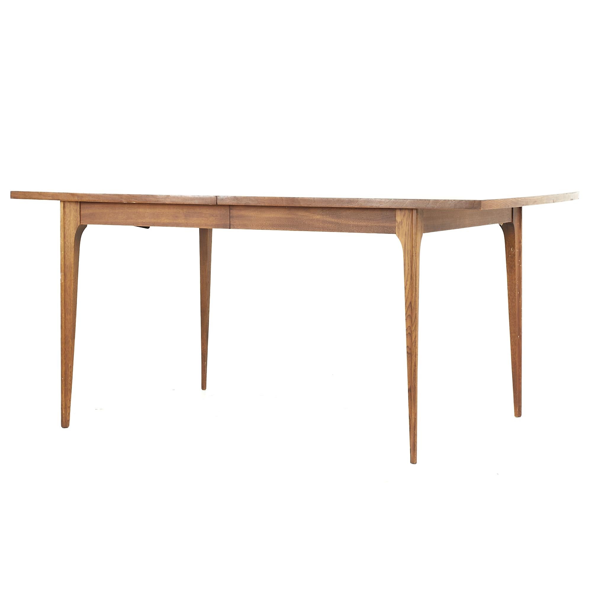 Mid-Century Modern Broyhill Brasilia Mid Century Table de salle à manger en noyer avec 1 feuille en vente