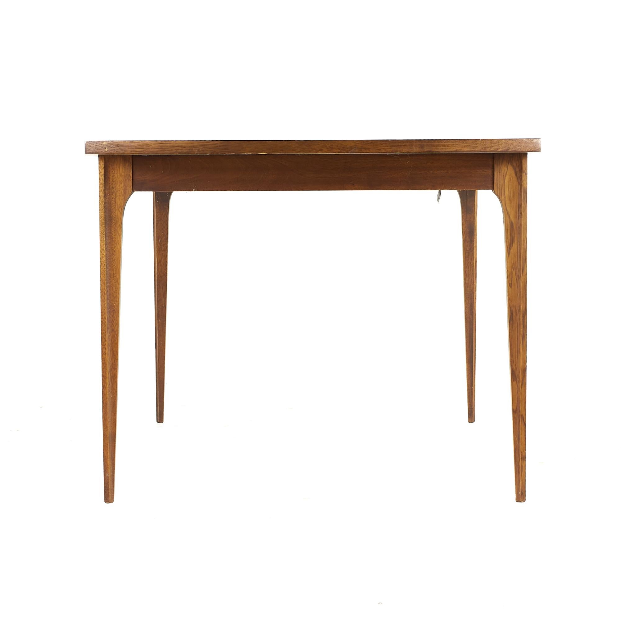 Américain Broyhill Brasilia Mid Century Table de salle à manger en noyer avec 1 feuille en vente