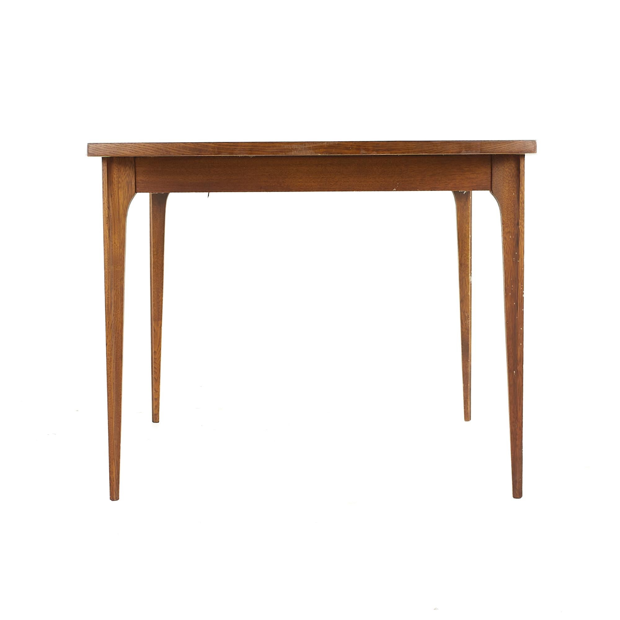 Broyhill Brasilia Midcentury Walnut Dining Table with 1 Leaf In Good Condition For Sale In Countryside, IL