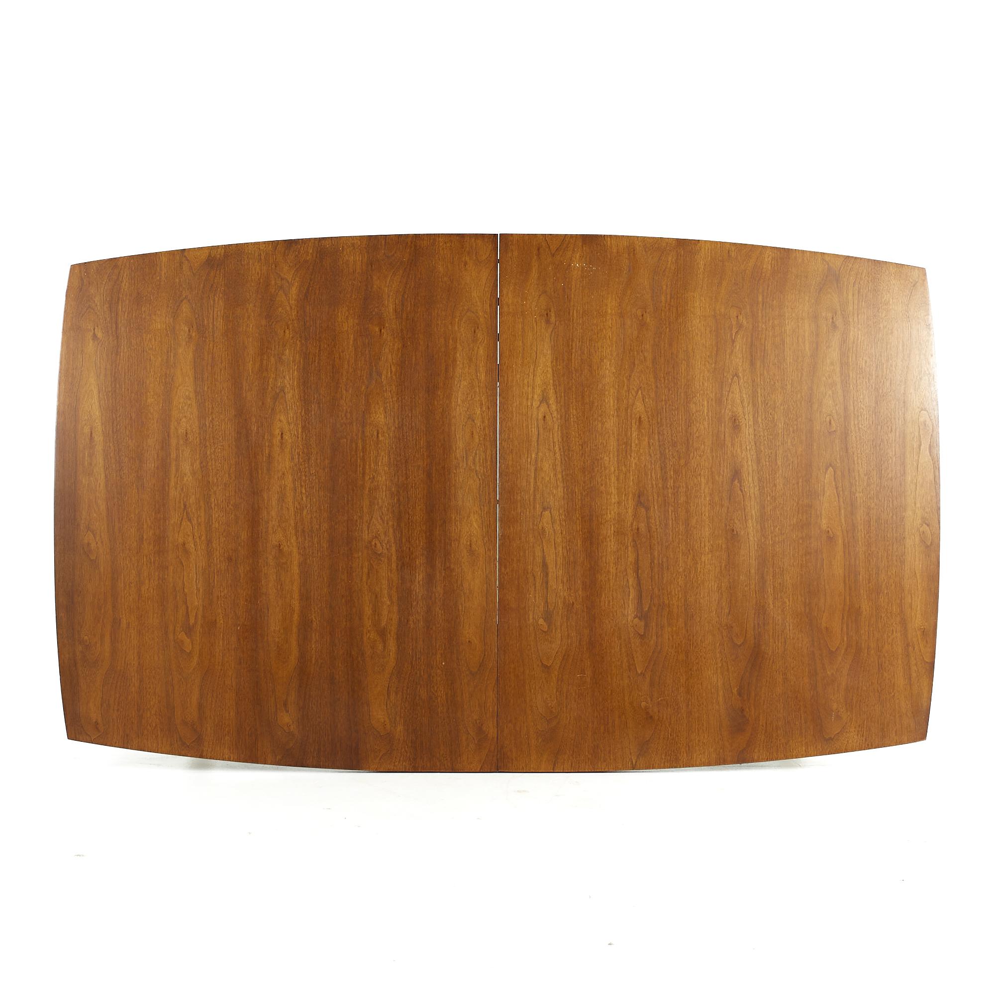 Fin du 20e siècle Broyhill Brasilia Mid Century Table de salle à manger en noyer avec 1 feuille en vente