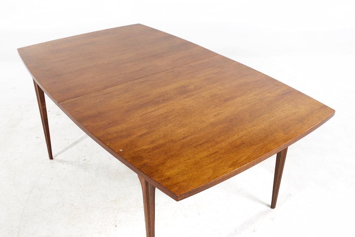 Broyhill Brasilia Mid Century Walnut Dining Table with 3 Leaves In Good Condition For Sale In Countryside, IL