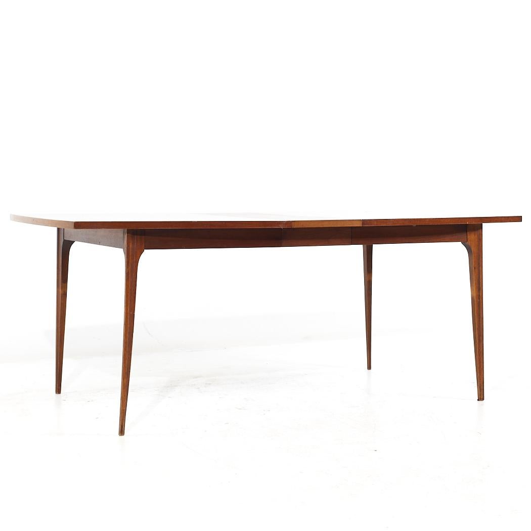 Broyhill Brasilia Mid Century Walnut Dining Table with 3 Leaves In Good Condition For Sale In Countryside, IL
