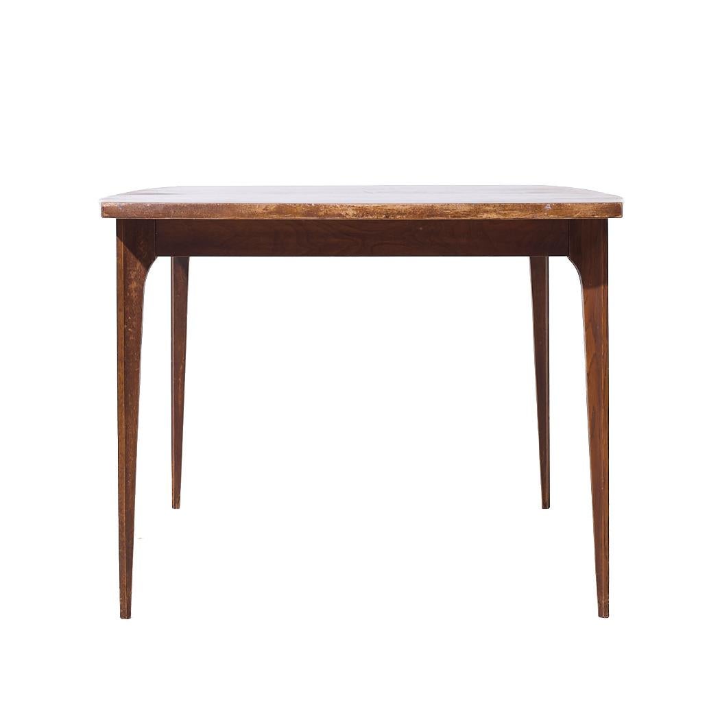 Broyhill Brasilia Mid Century Walnut Expanding Dining Table with 1 Leaf In Good Condition For Sale In Countryside, IL